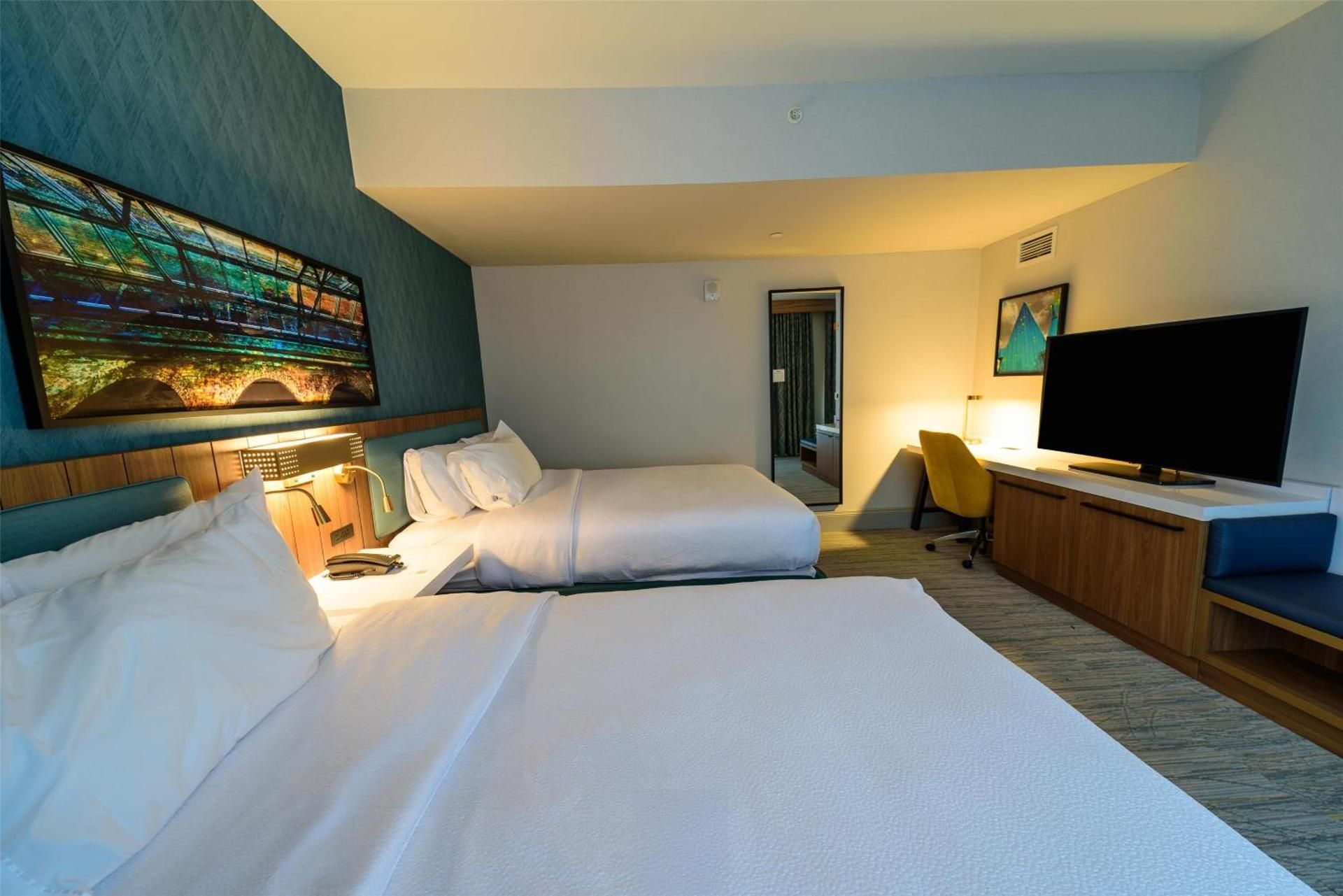 2 Queen Beds Arcade View