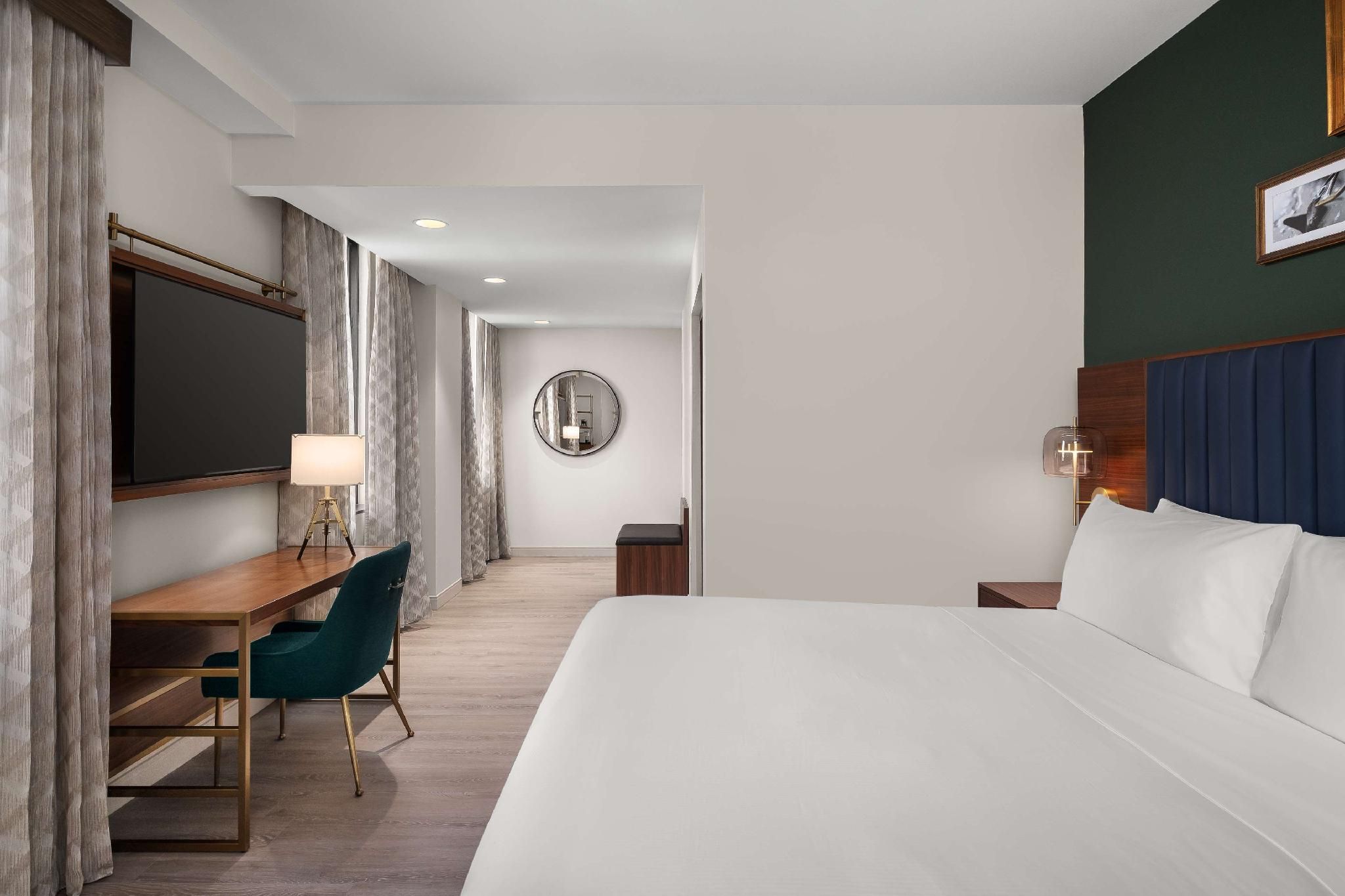 1 King Bed Deluxe