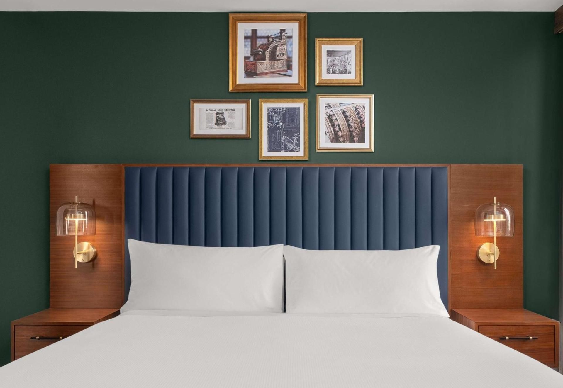 Deluxe King Room with Theater View
