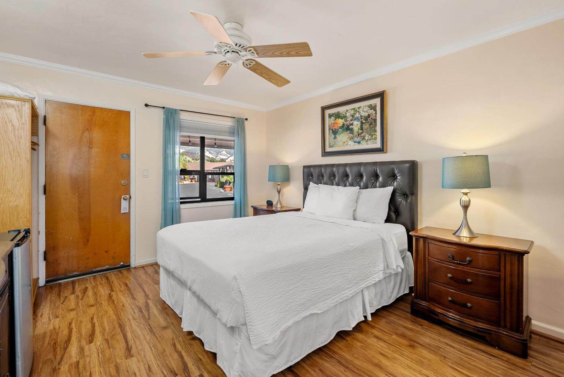 Peach Tree Inn One Queen Bed