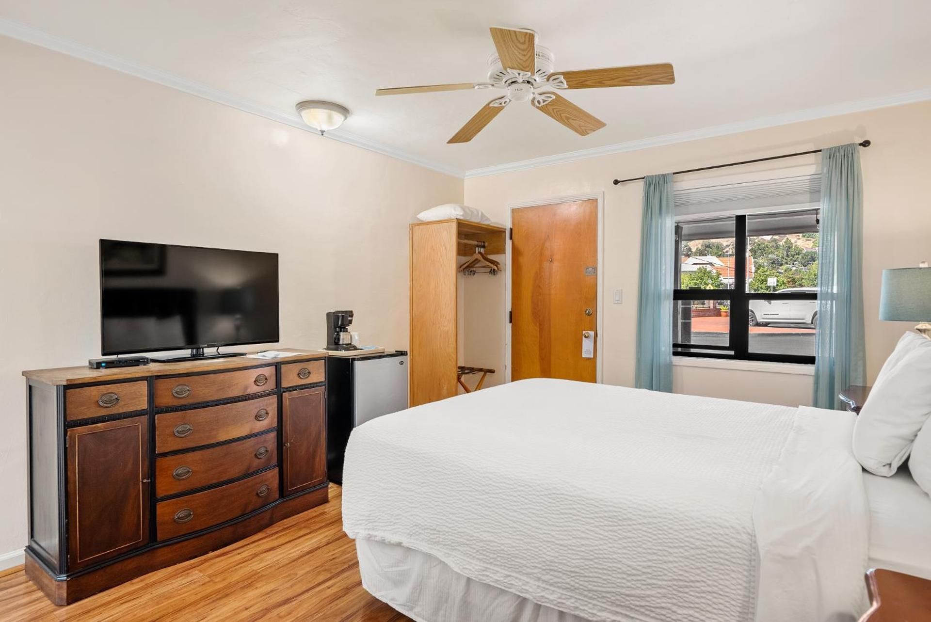 Peach Tree Inn One Queen Bed 3