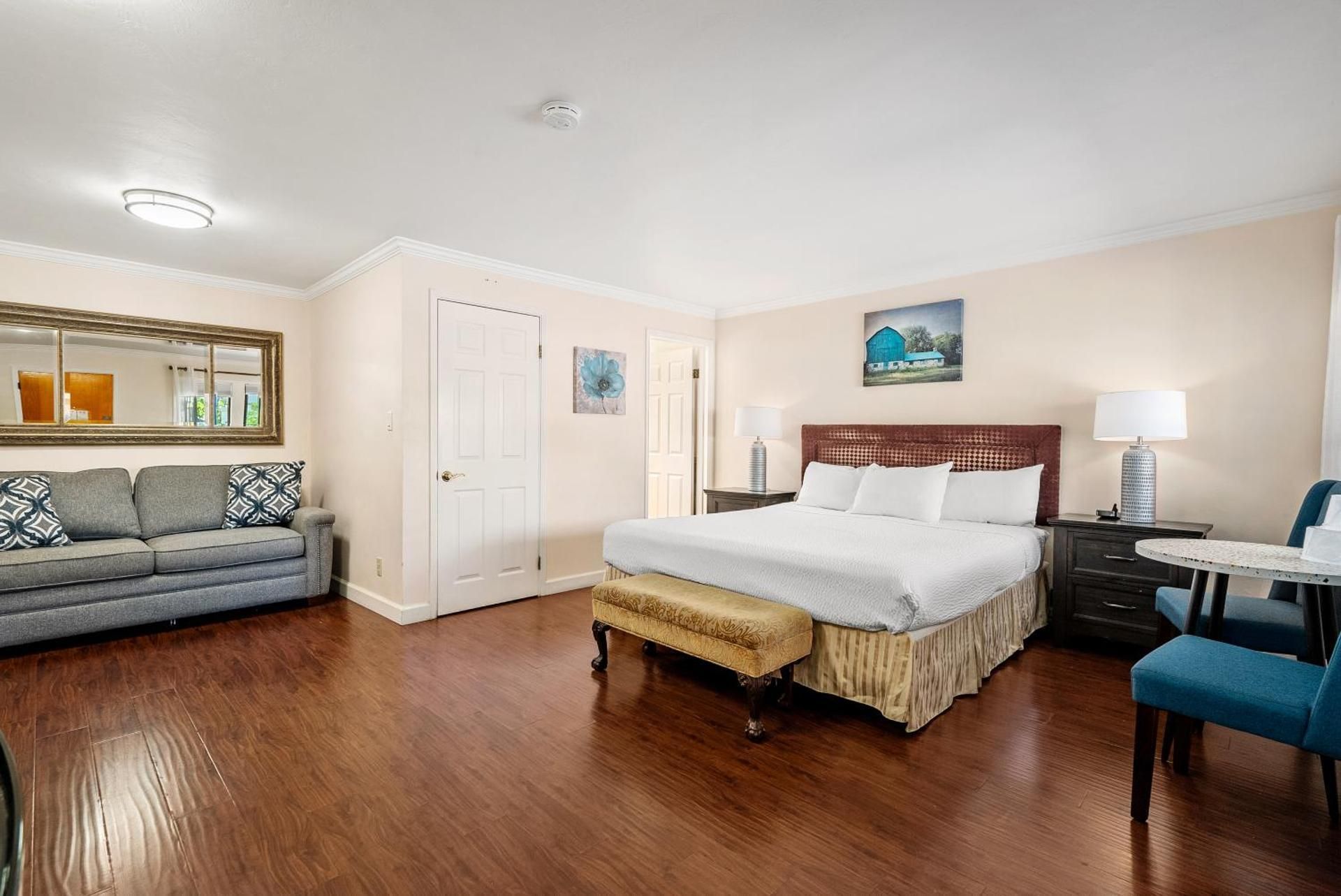 Peach Tree Inn One King Bed