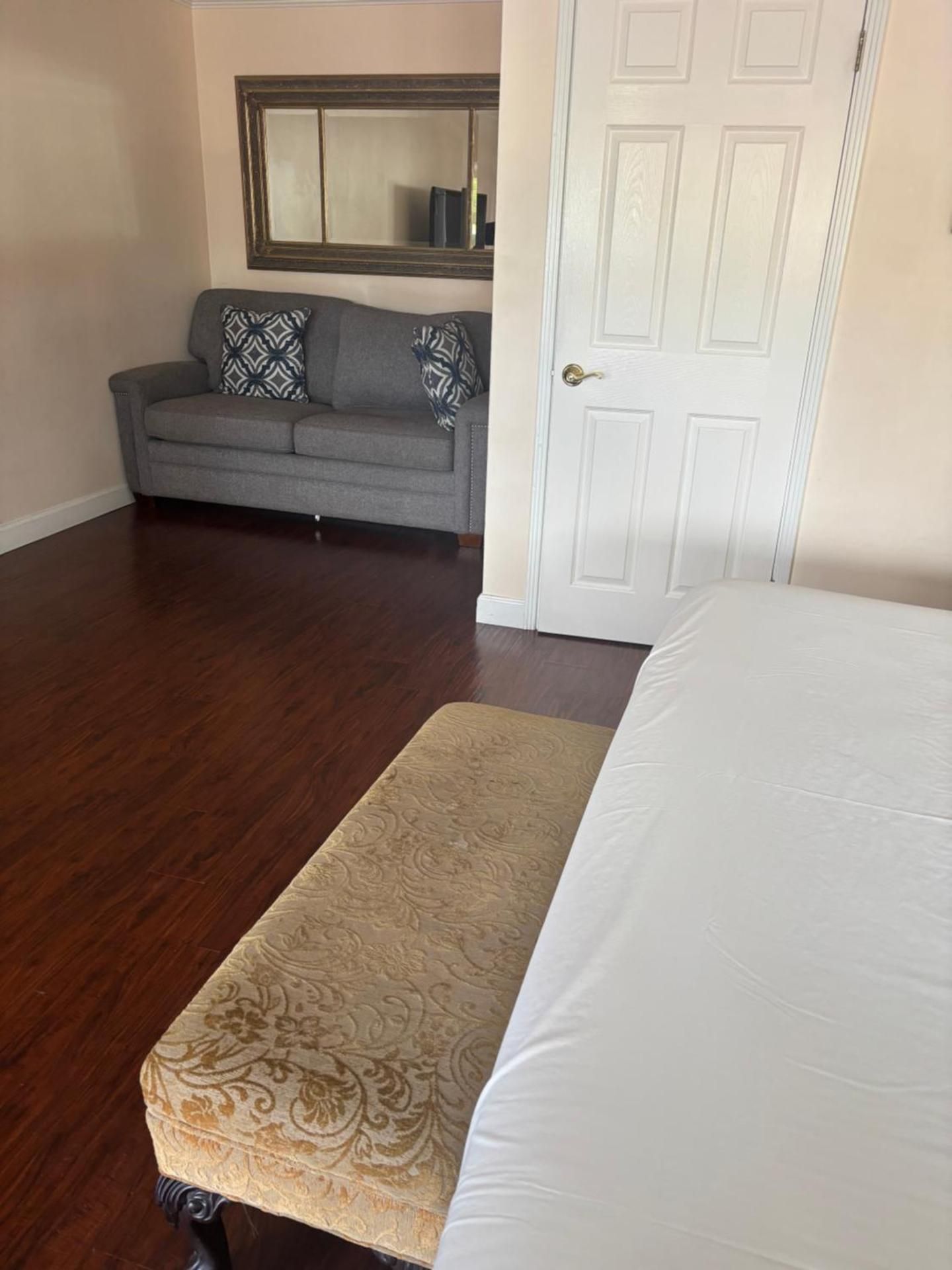 Peach Tree Inn One King Bed 3