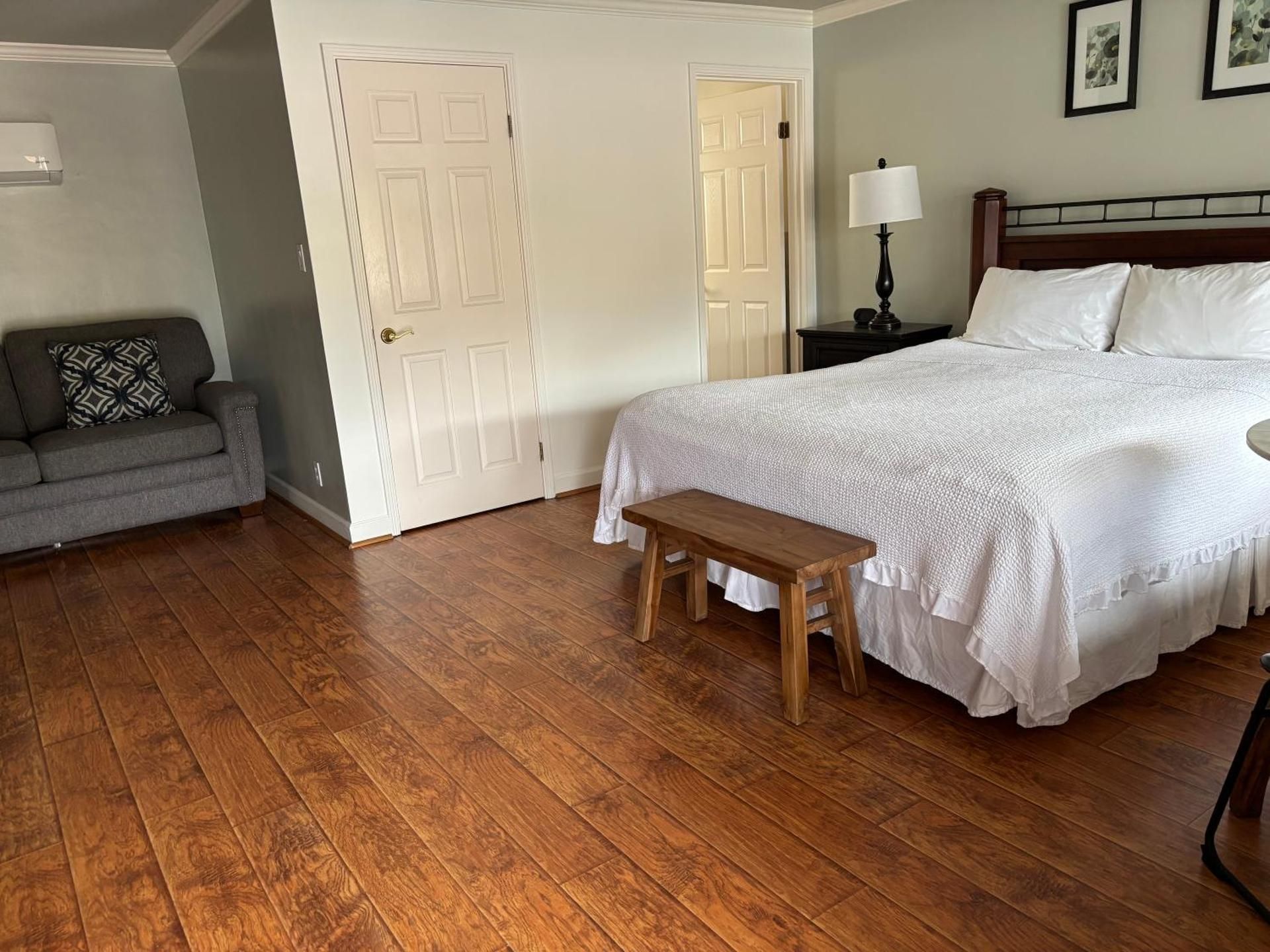 Peach Tree Inn One King Bed 2