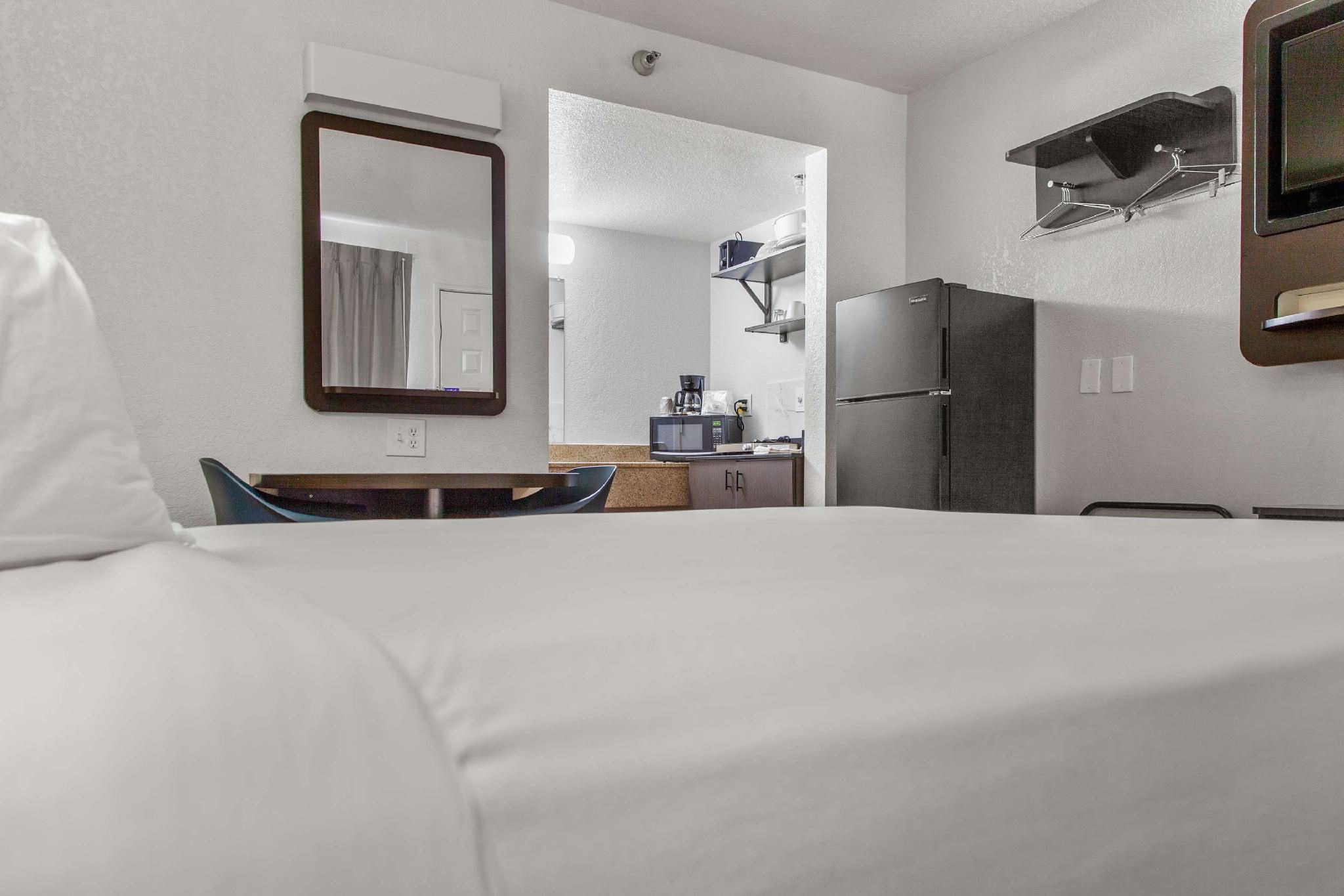 Studio 6  San Luis Obispo, CA - South 1 Queen Bed | Non-Smoking, Kitchen 2