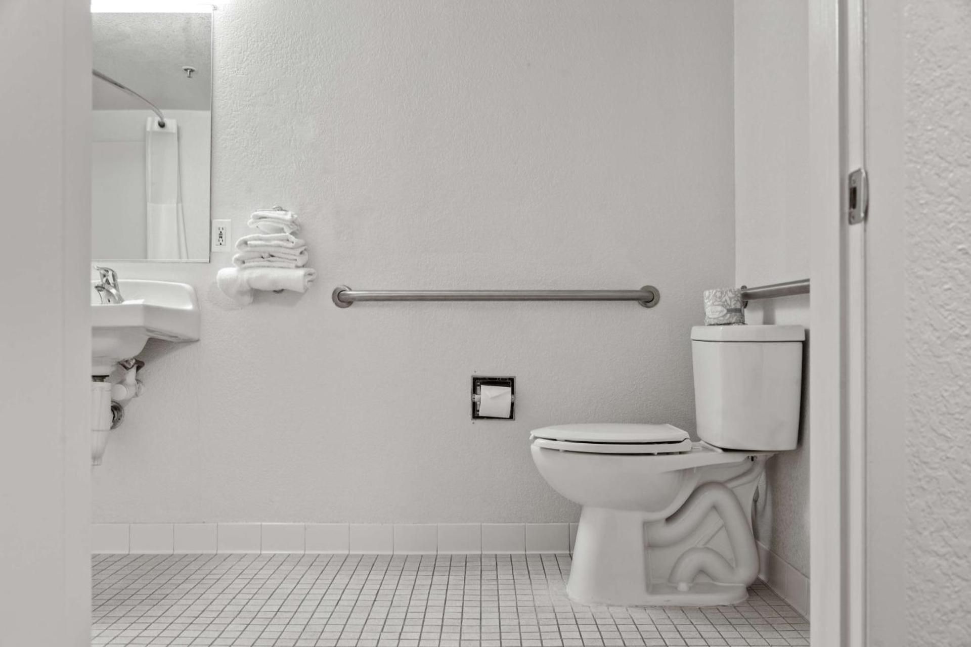 Queen Room - Disability Access - Non-Smoking