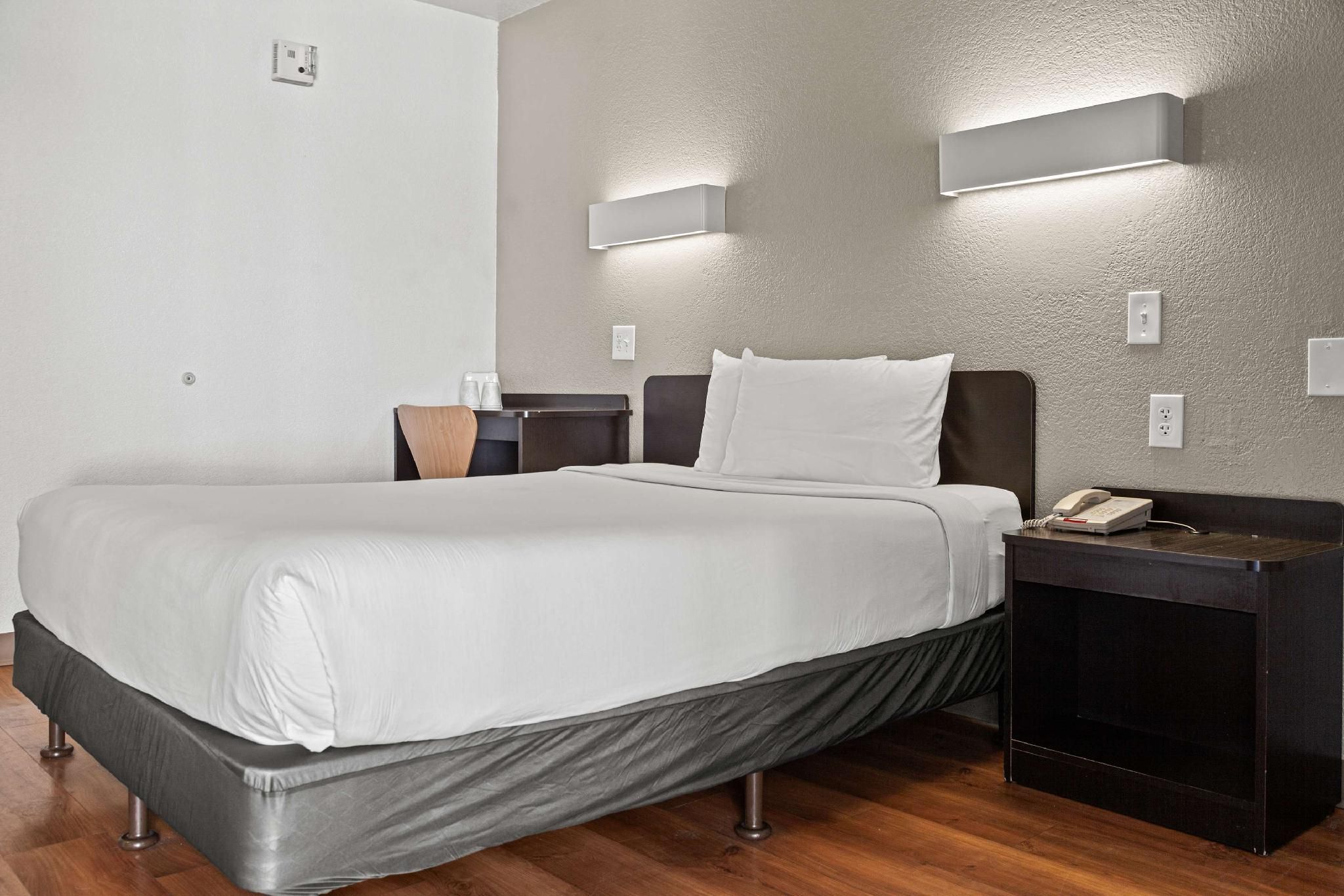 Motel 6 San Luis Obispo, CA - South 1 Queen Bed | ADA/Tub/Micfridge 3