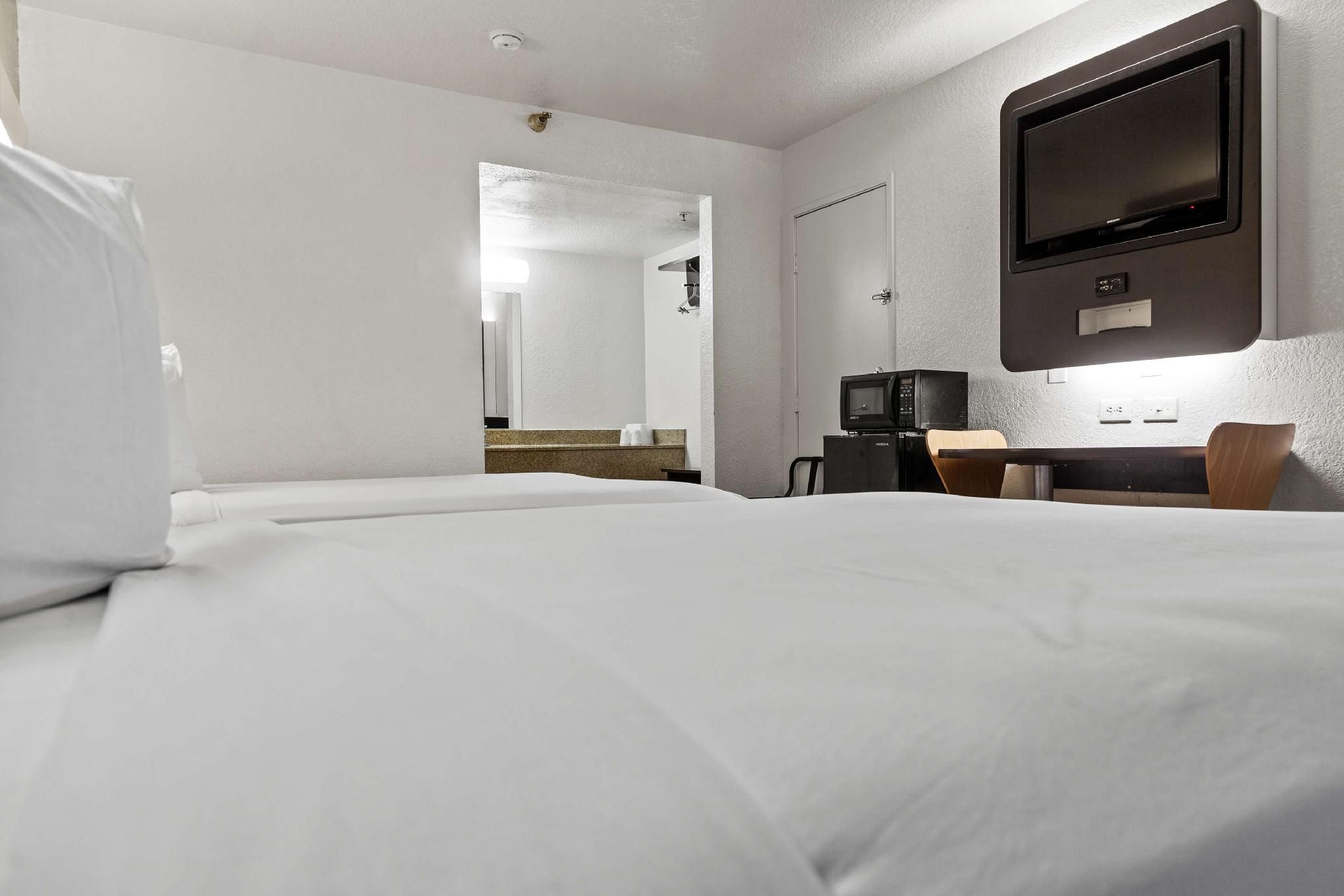 2 Queen Beds | Micfridge