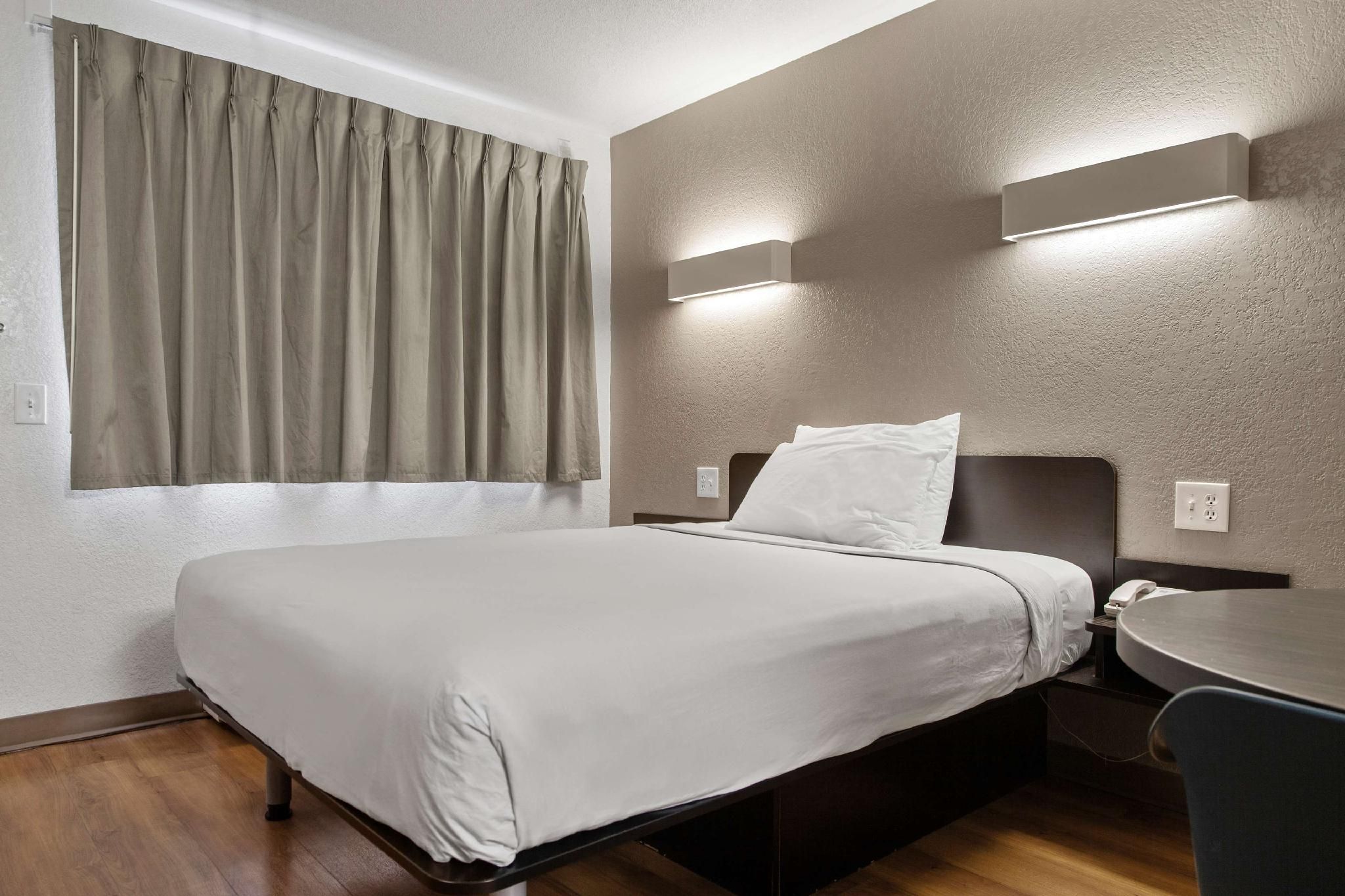 Motel 6 San Luis Obispo, CA - South 1 Queen Bed | Micfridge