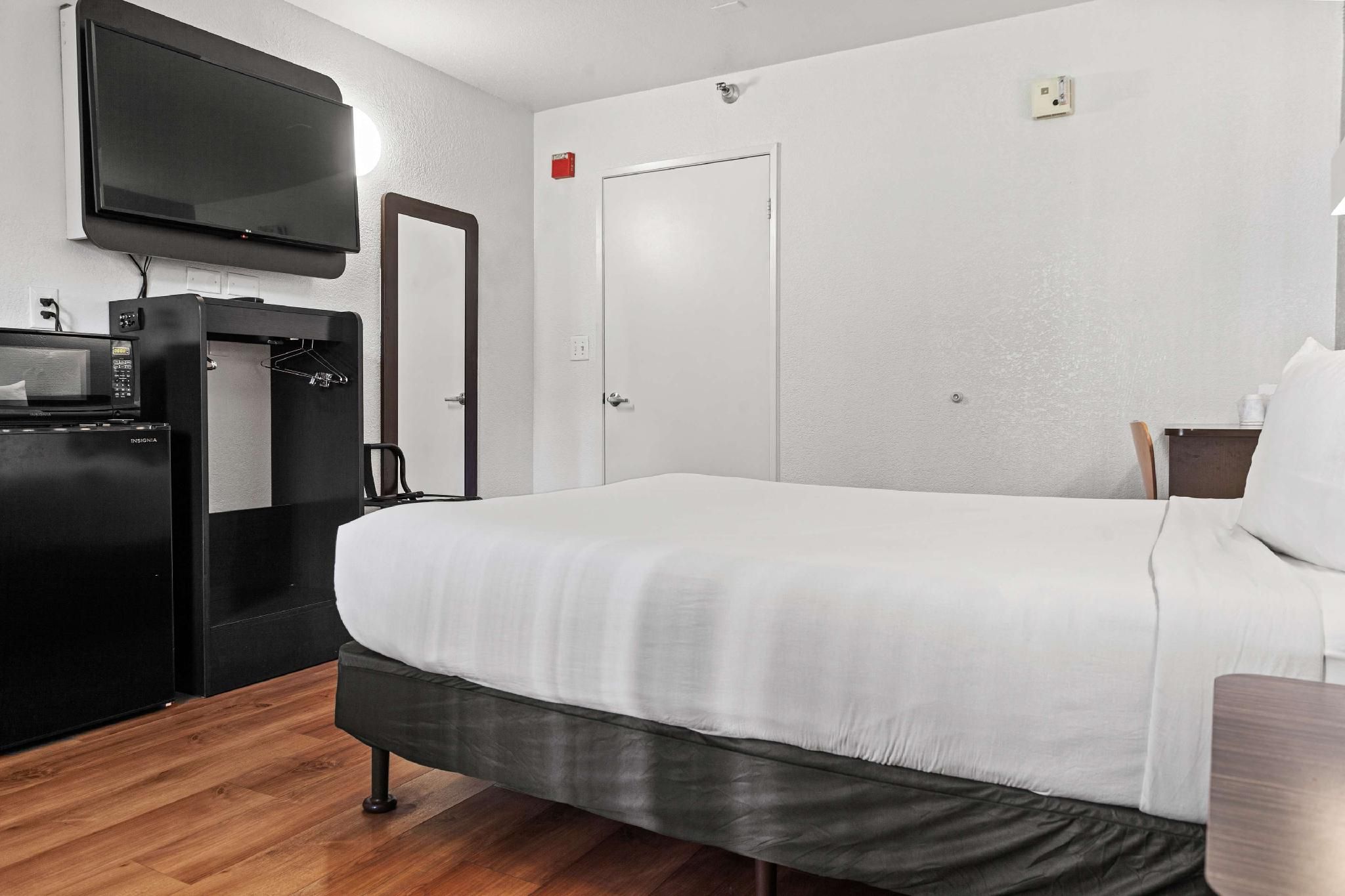 Motel 6 San Luis Obispo, CA - South 1 Queen Bed | ADA/RI Shower/Micfridge