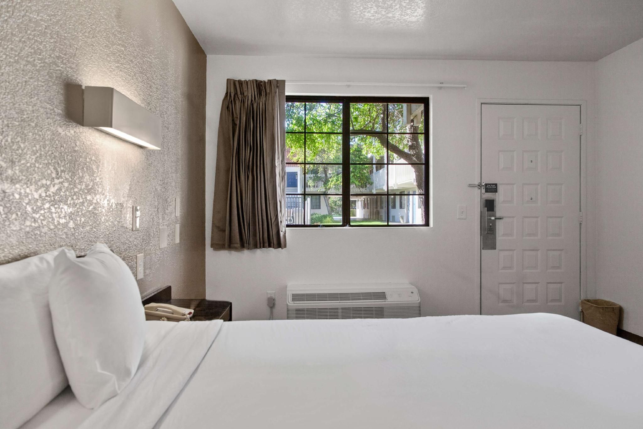 Motel 6 San Luis Obispo, CA - South 1 Queen Bed | ADA/RI Shower/Micfridge 2