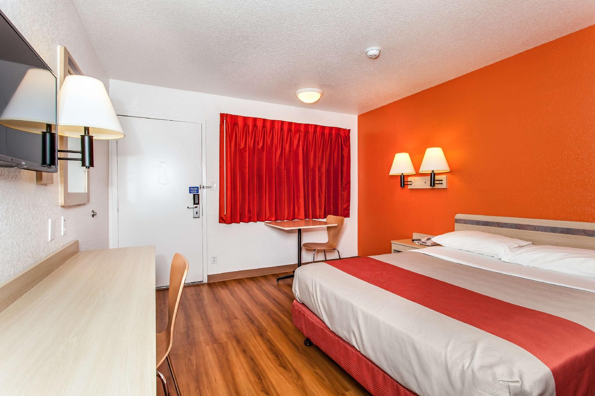 1 Queen Bed | ADA/Tub