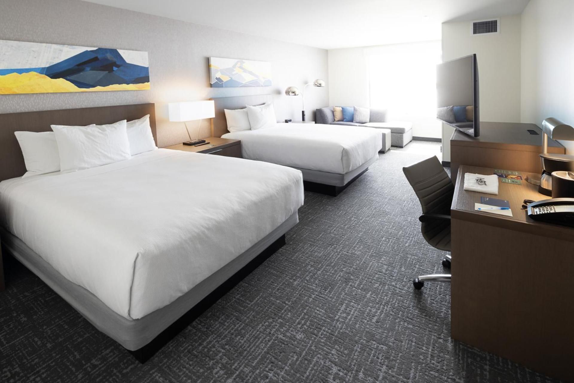 Den Guestroom Two Queen Beds