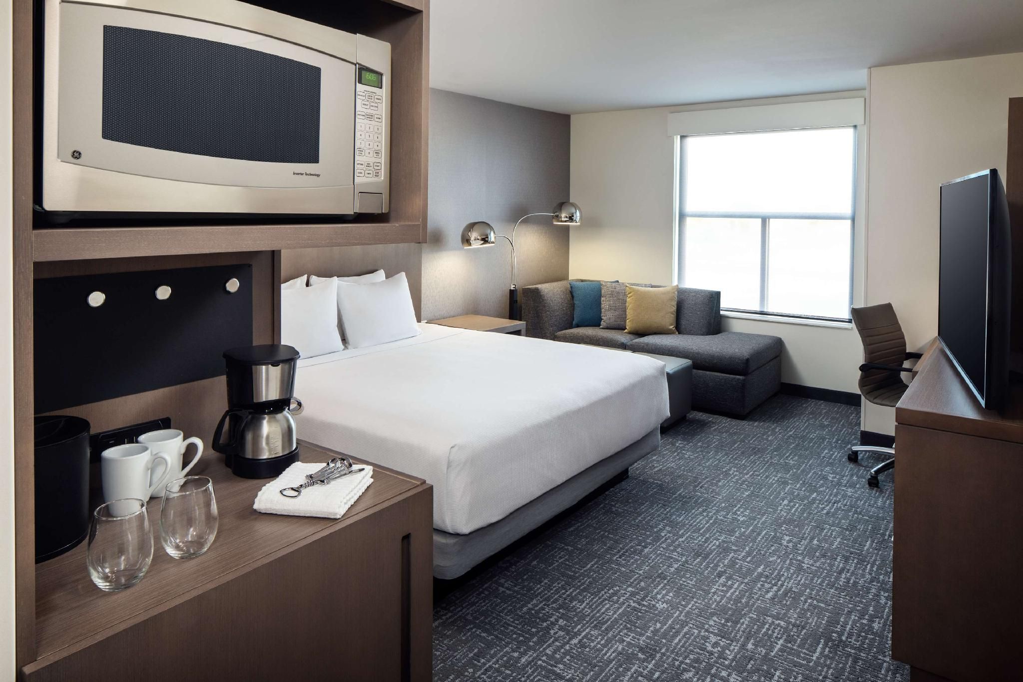 Hyatt House Vacaville Den Guestroom King Bed 2