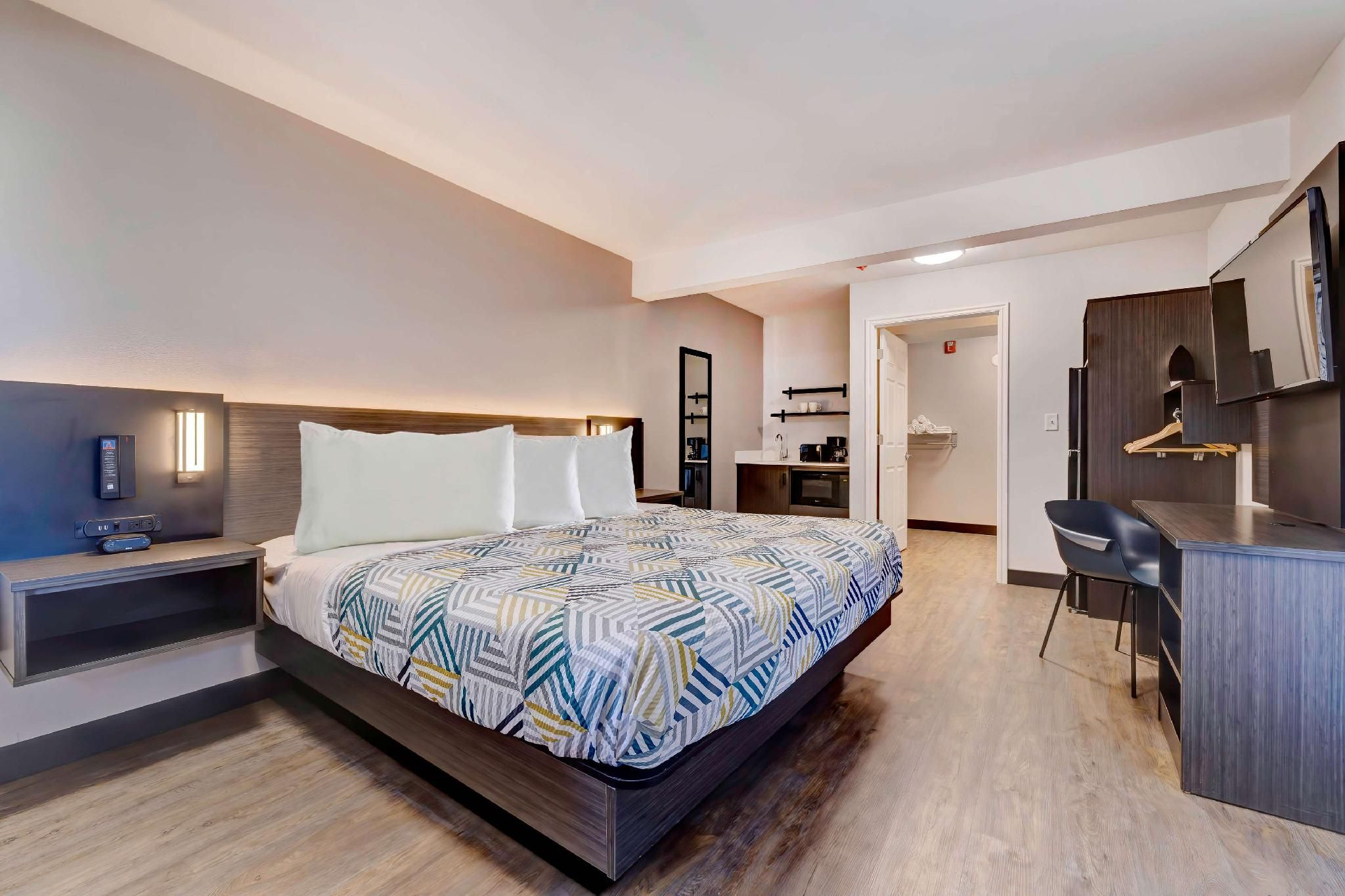 1 King Bed | Mobil Access Tub Nsmk Kitchen