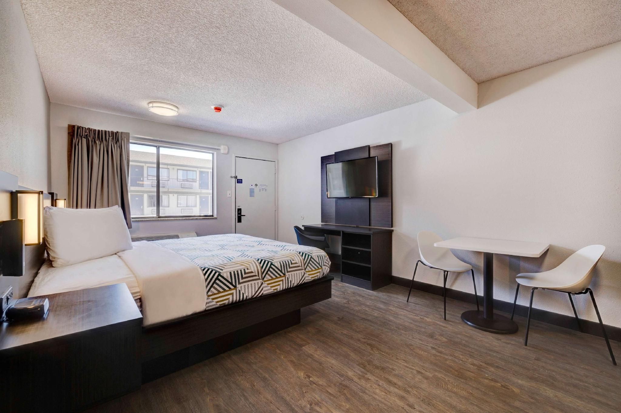 1 King Bed | Mobil Access Tub Nsmk Kitchen