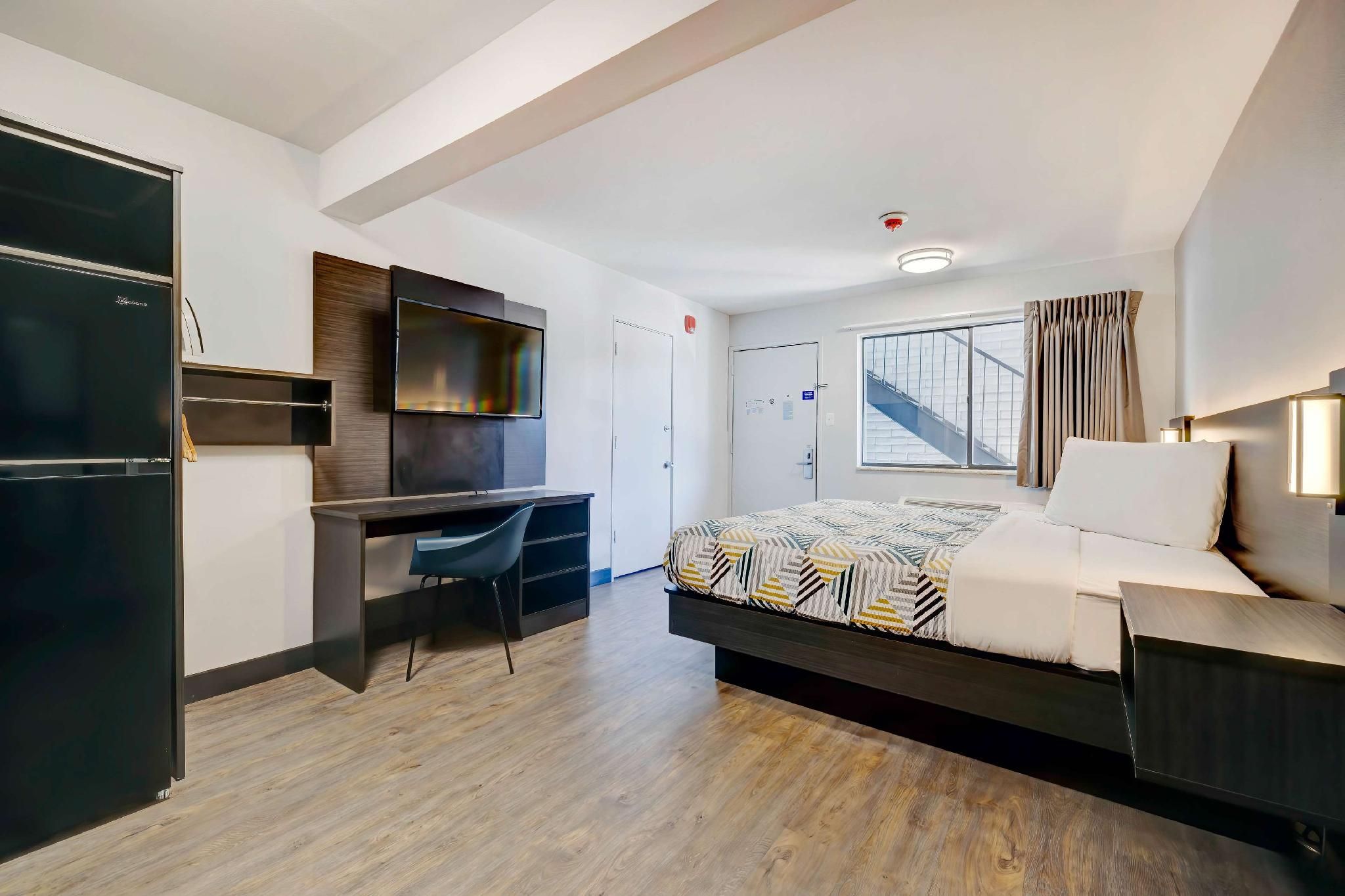1 King Bed | Non-Smoking, Kitchen
