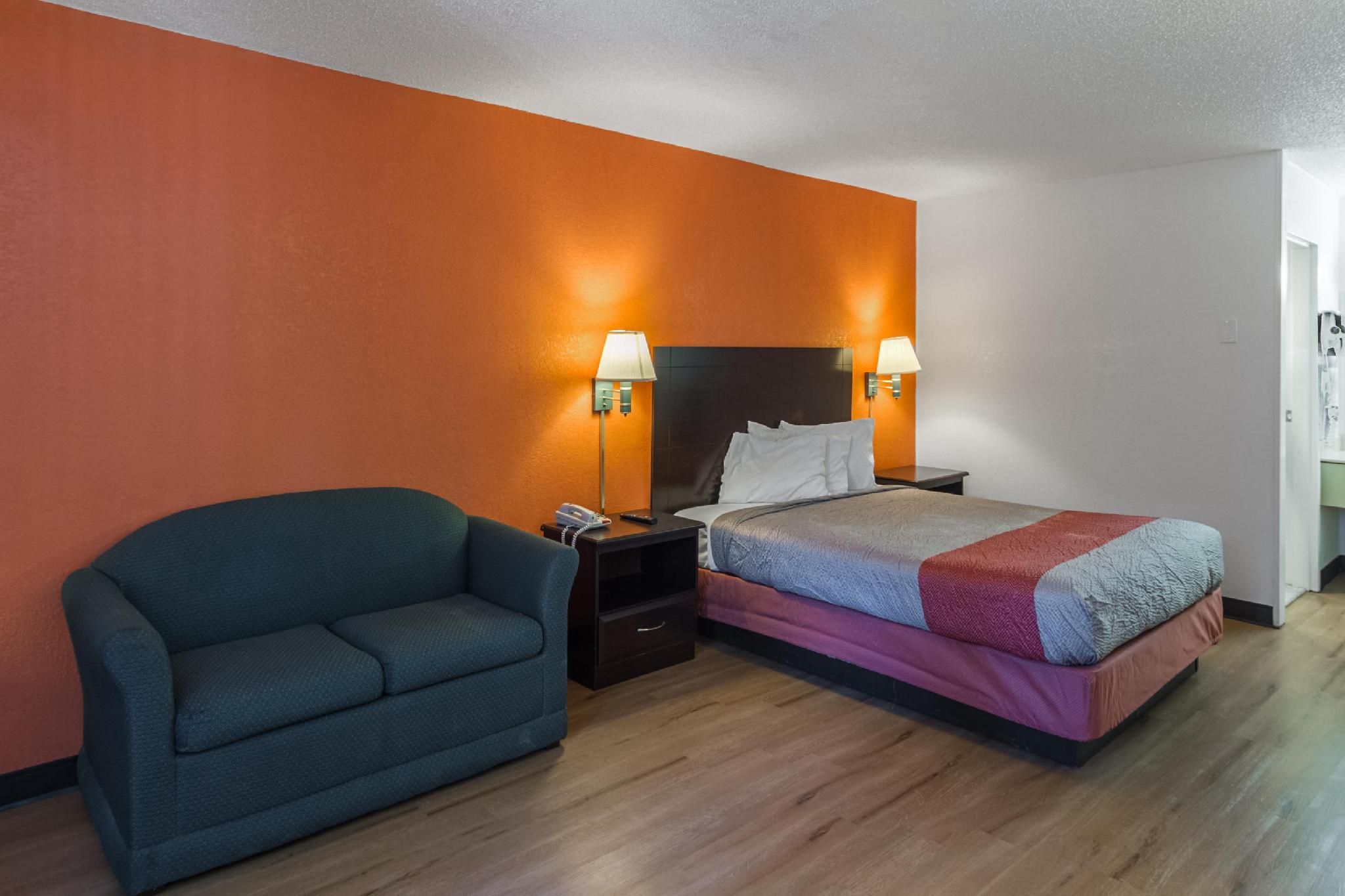 1 QUEEN BED | SMOKING