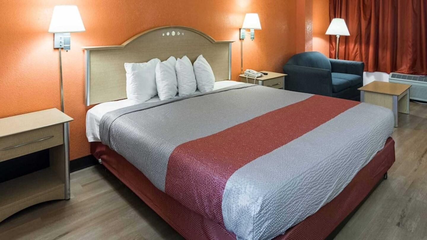 1 King Bed | Non-Smoking