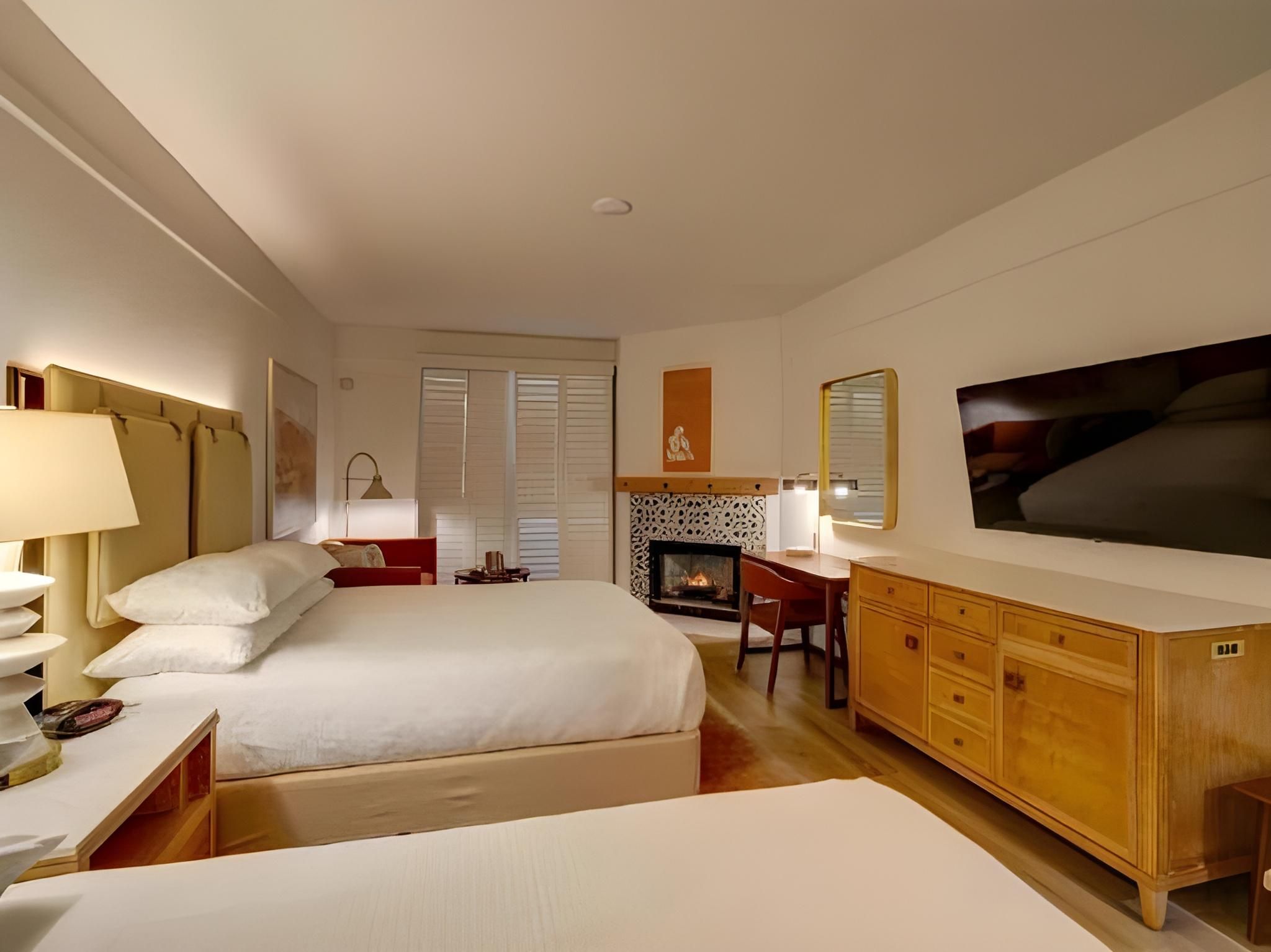 2 Queen Mobility Hearing Accessible Tub Patio