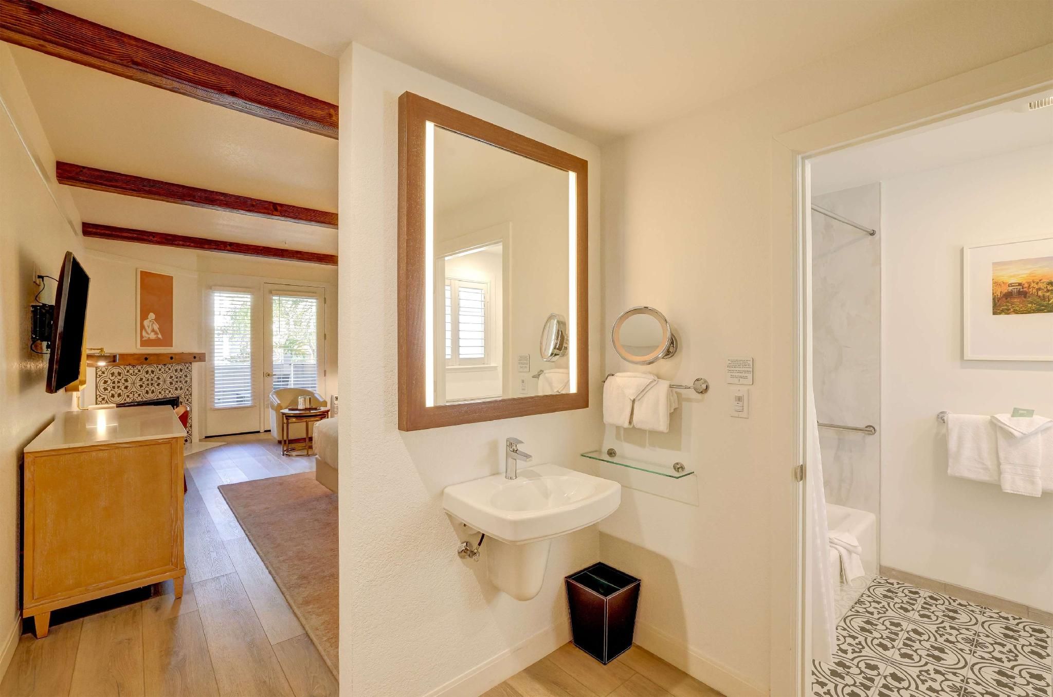 1 KING MOBILITY/HEARING ACCESSIBLE W/BATHTUB