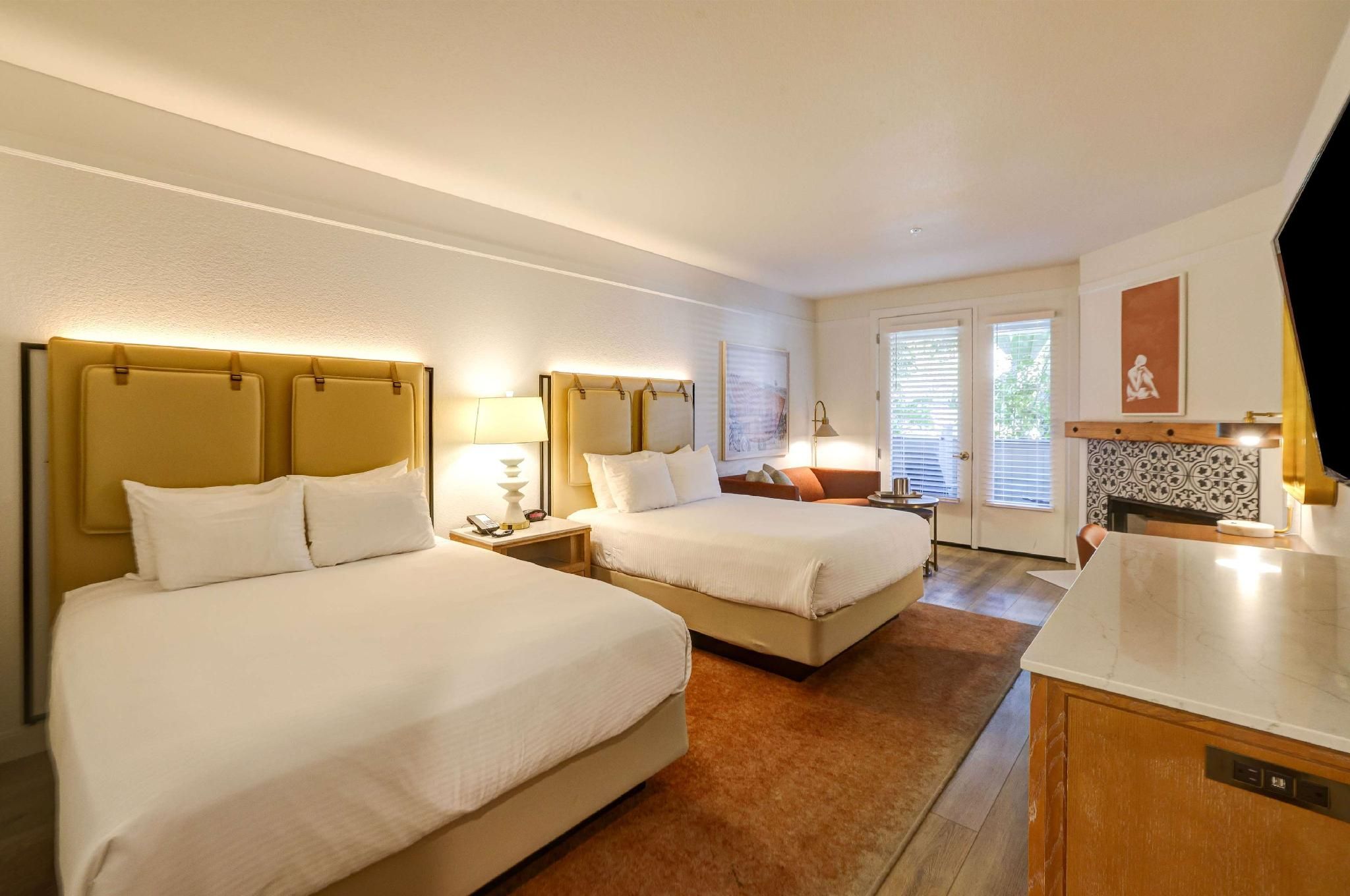 2 Queen Beds With Fireplace Patio Pool Access