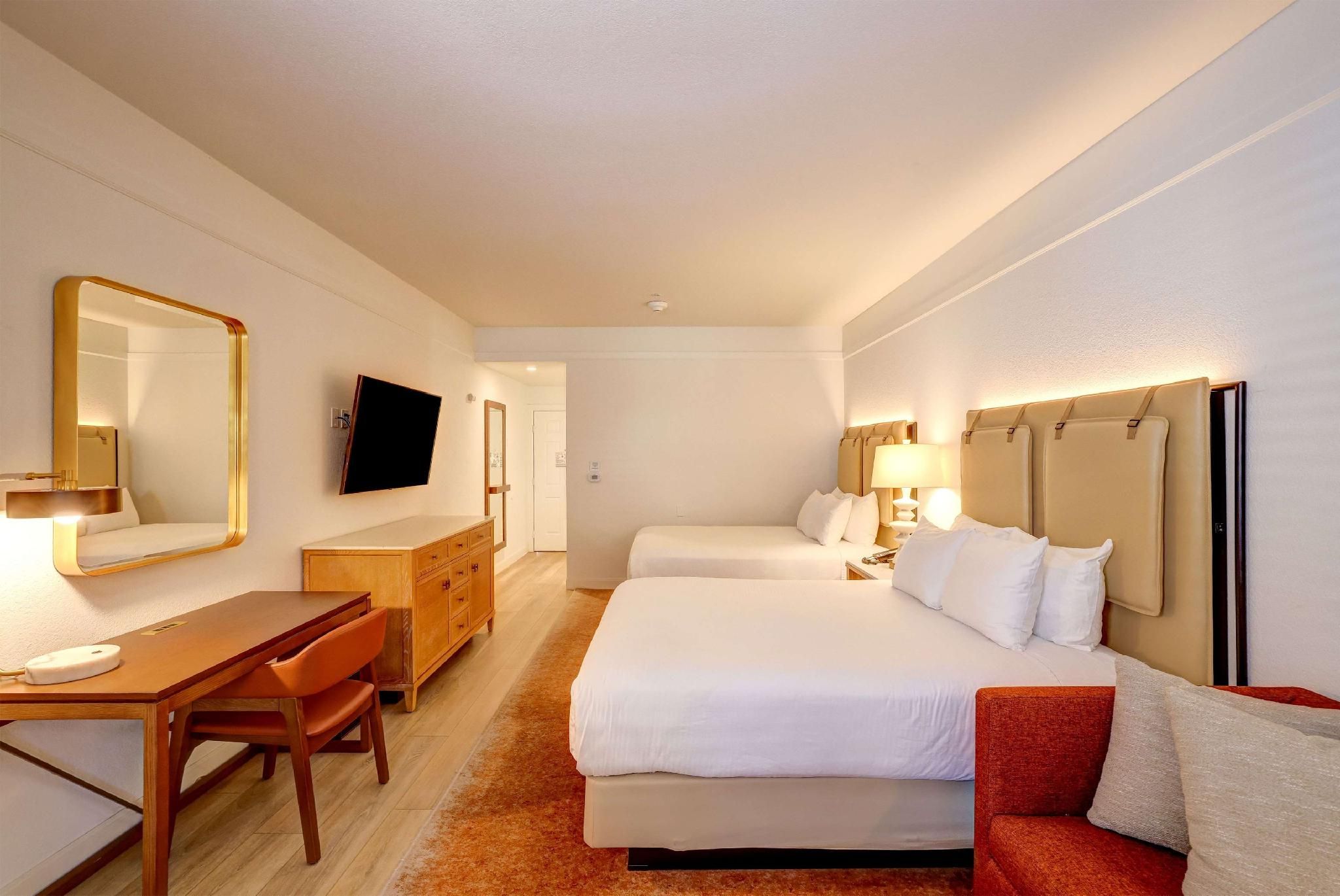 2 Queen Beds With Fireplace Private Balcony