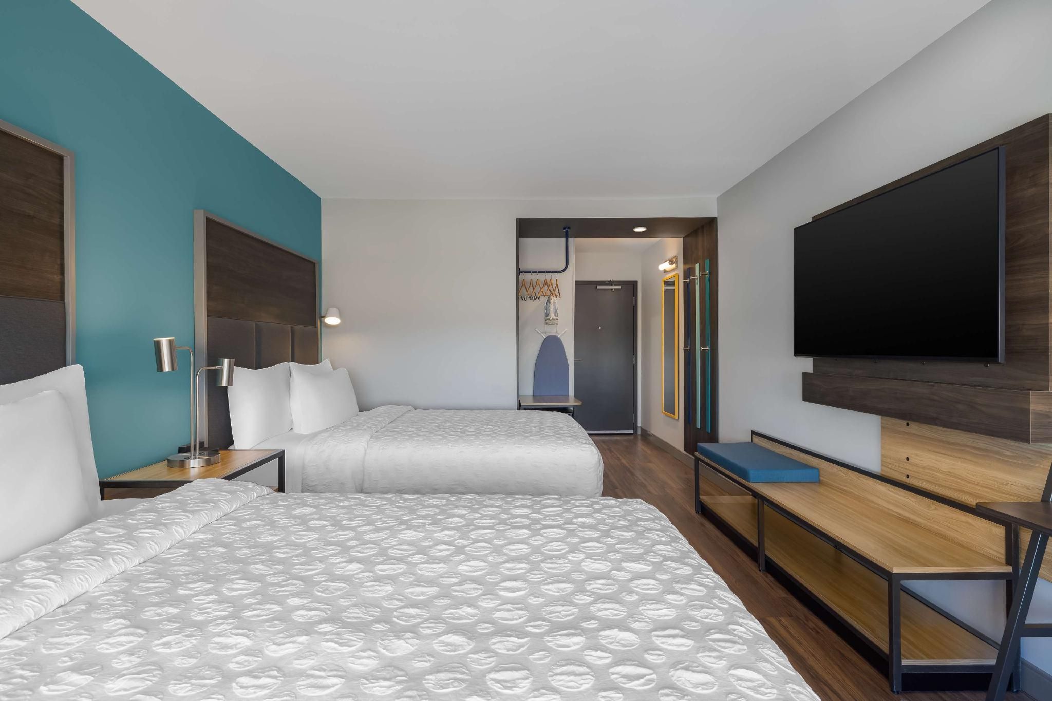 2 QUEEN BEDS W/WALK IN SHOWER