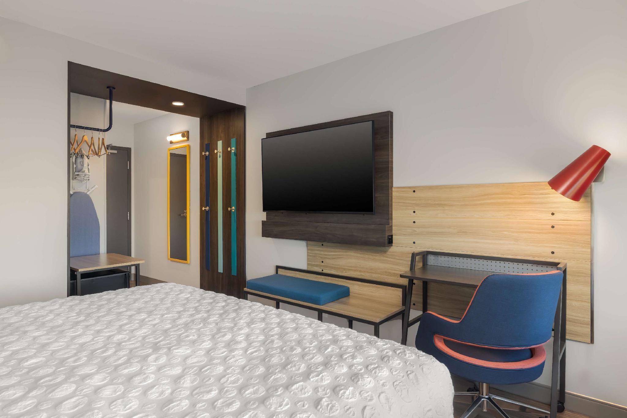 1 King Bed W/Walk in Shower