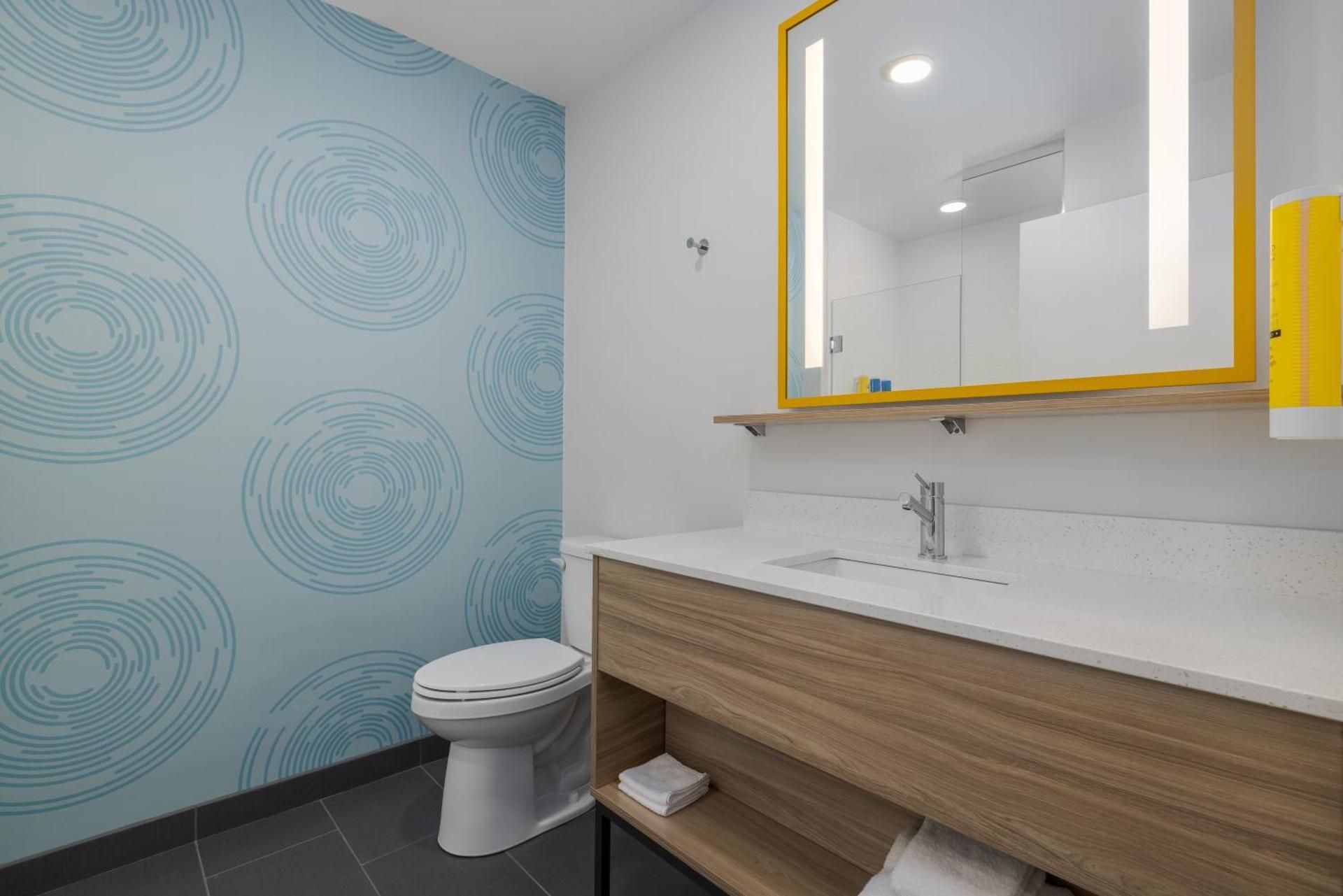 2 Queen hearing accessible