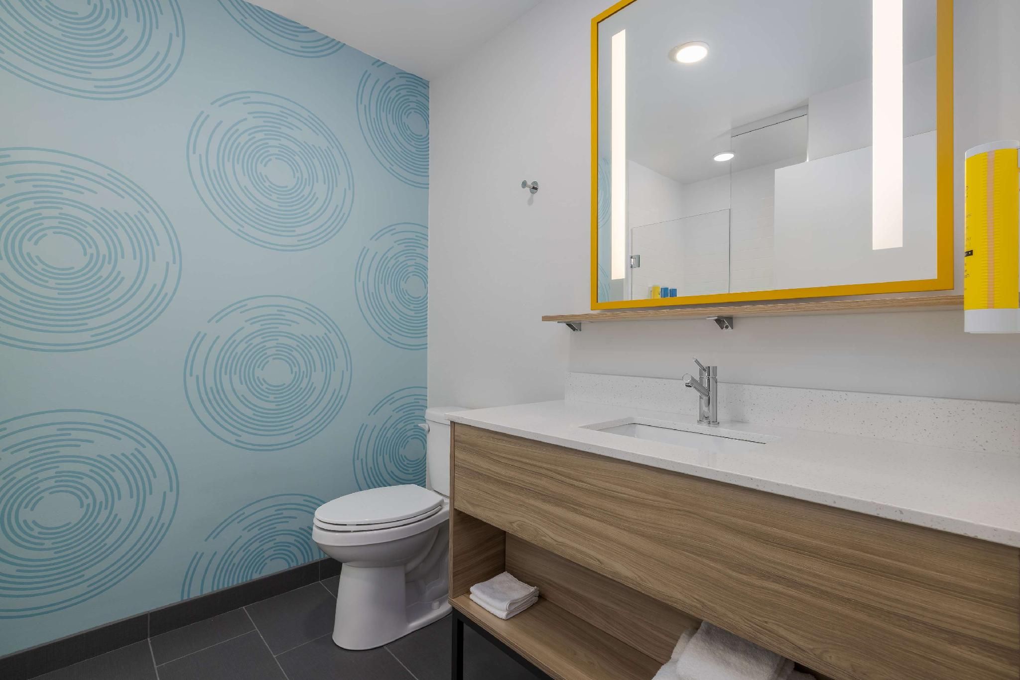 2 QUEEN BEDS W/WALK IN SHOWER