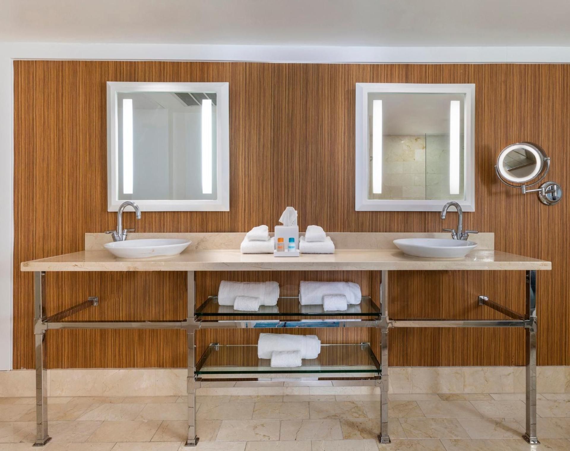 Premium King Room with Roll-In Shower - Mobility Access