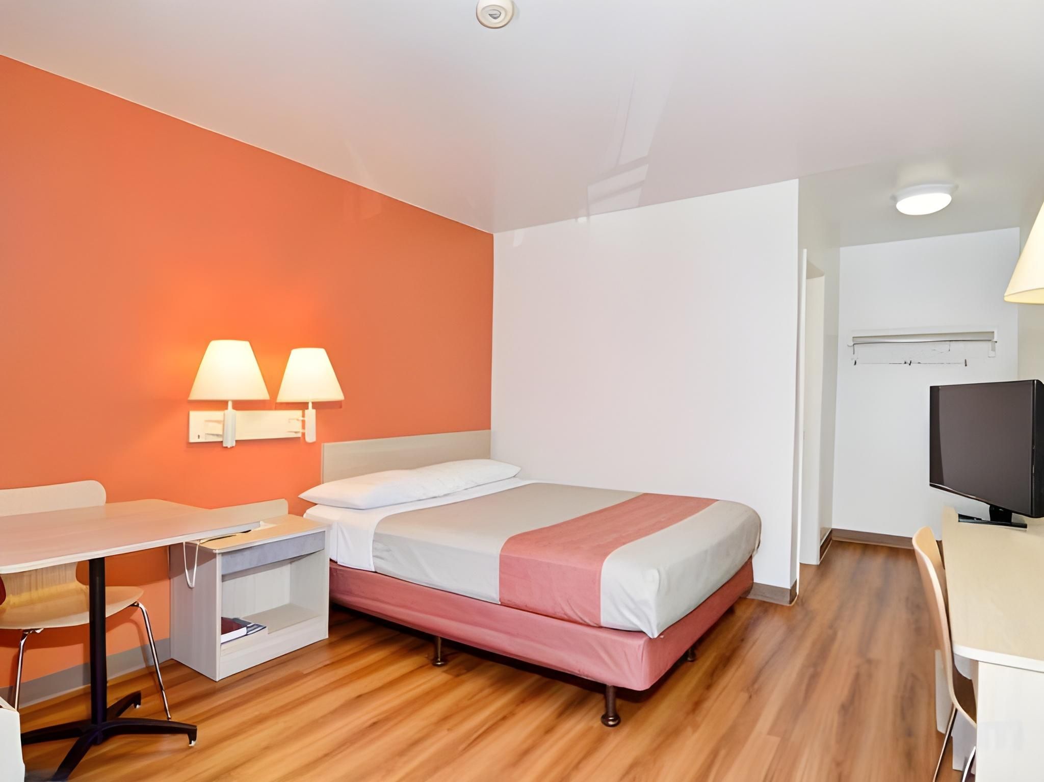 1 Queen Bed |