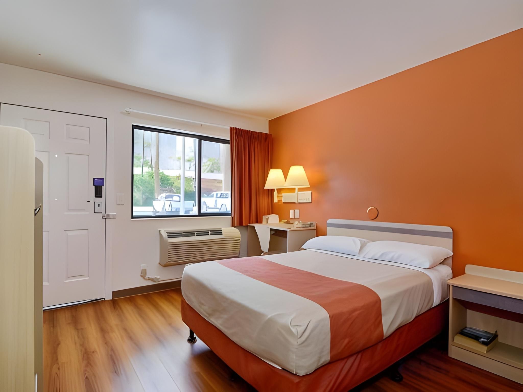 1 Queen Bed |