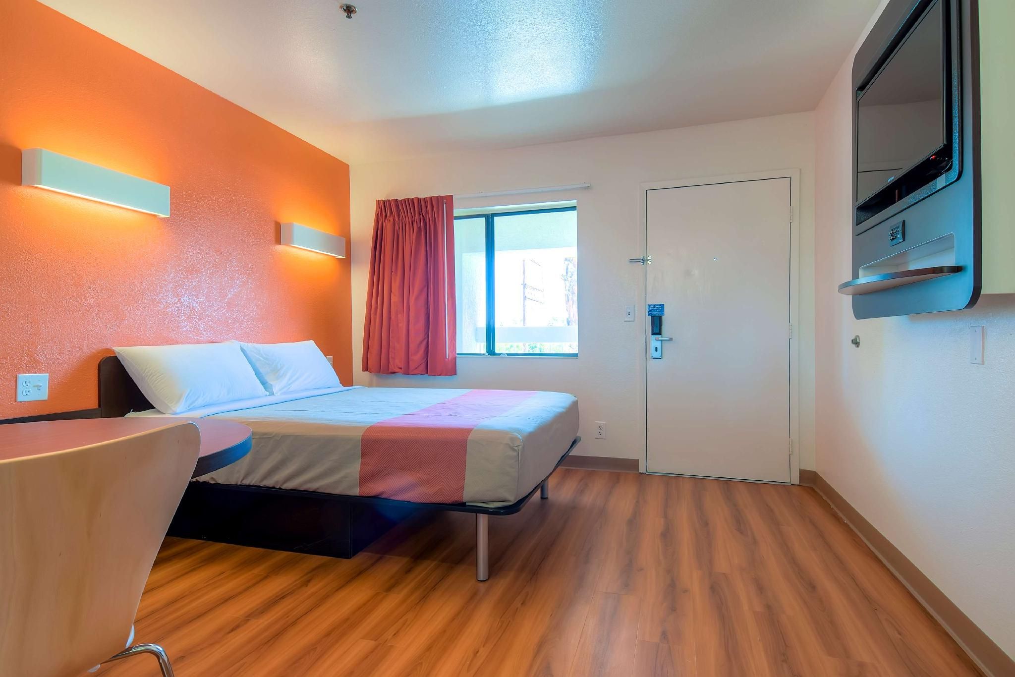 1 Queen Bed | Smoking, Mini Fridge