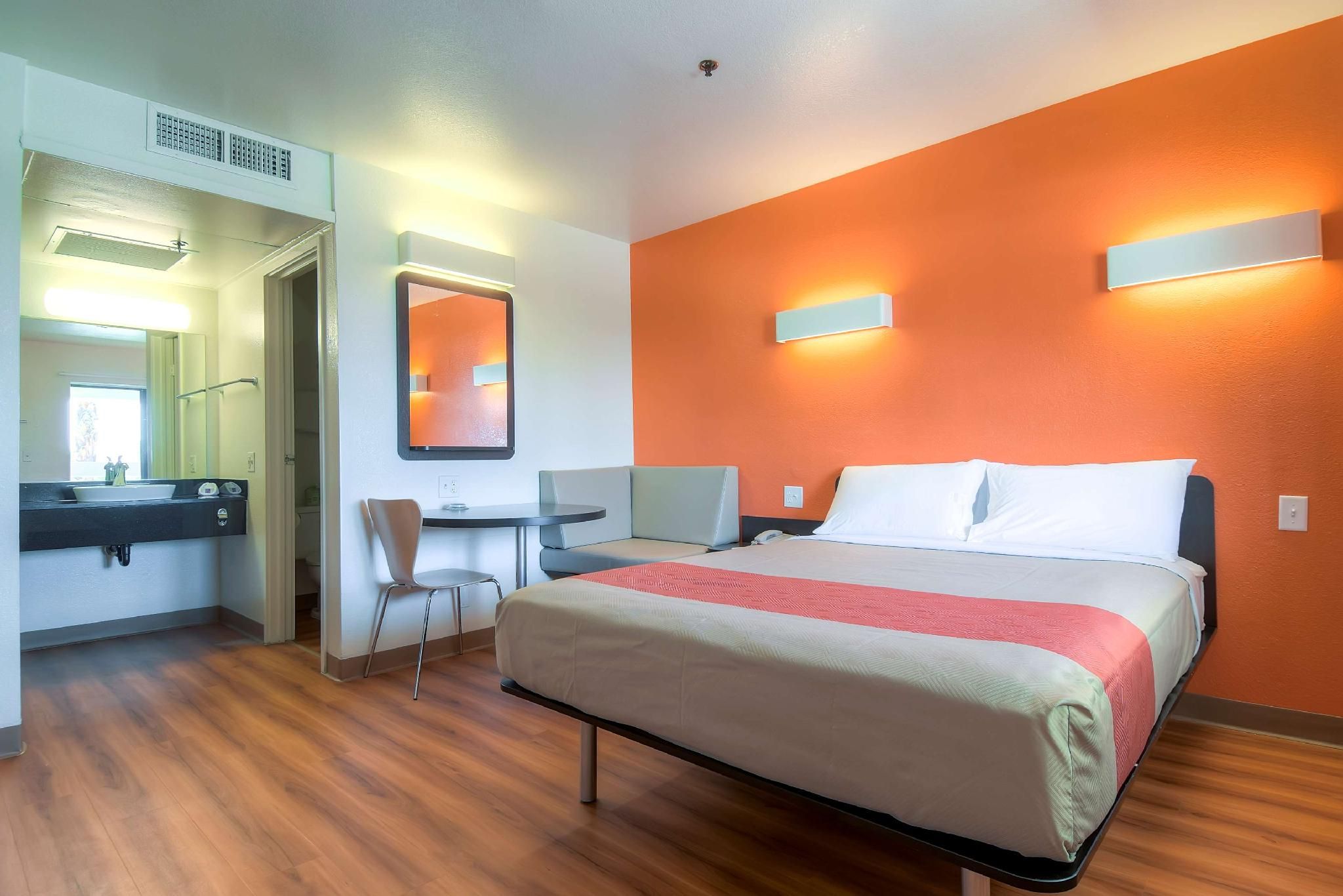 1 Queen Bed | Smoking, Mini Fridge