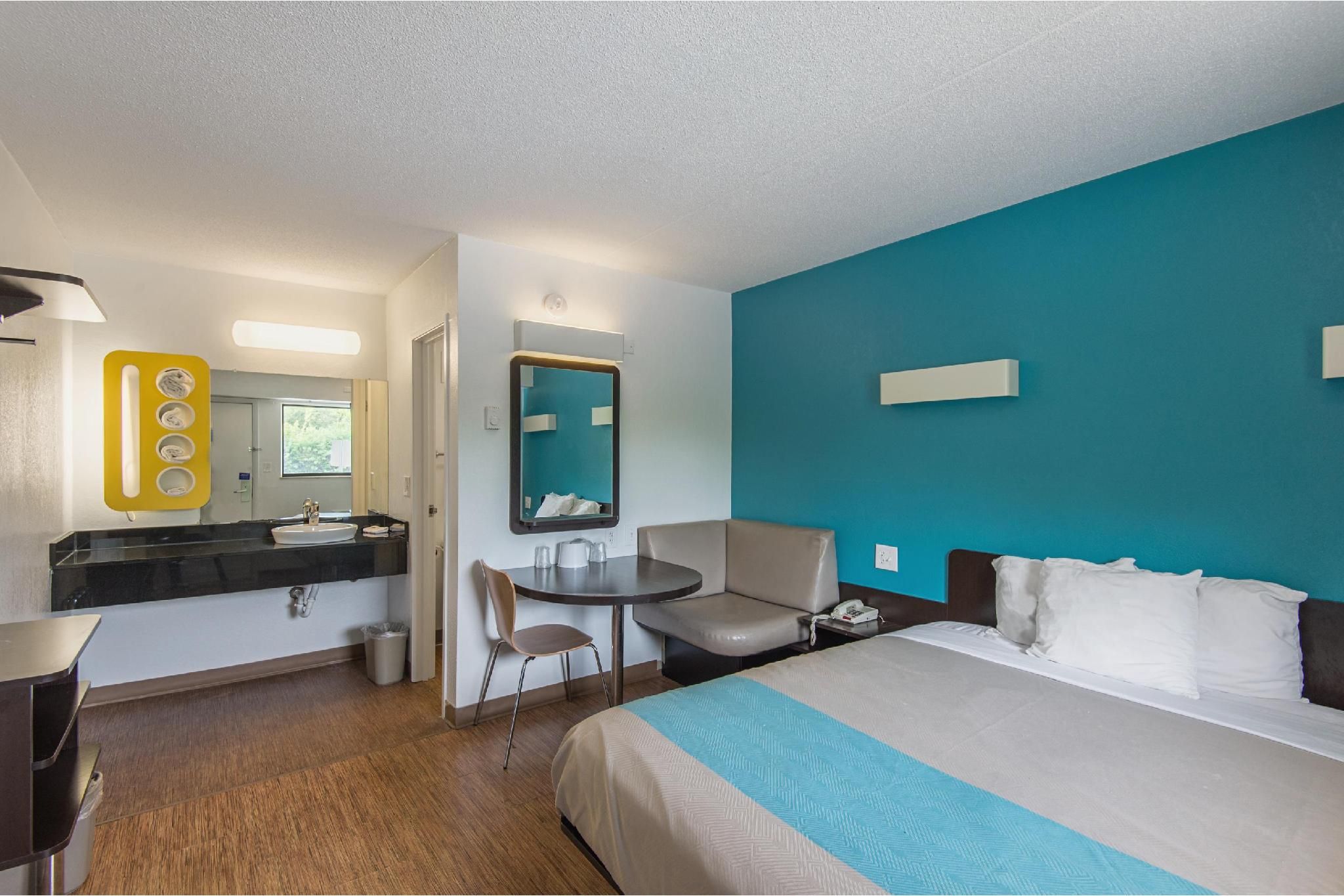 1 King Bed | Non-Smoking