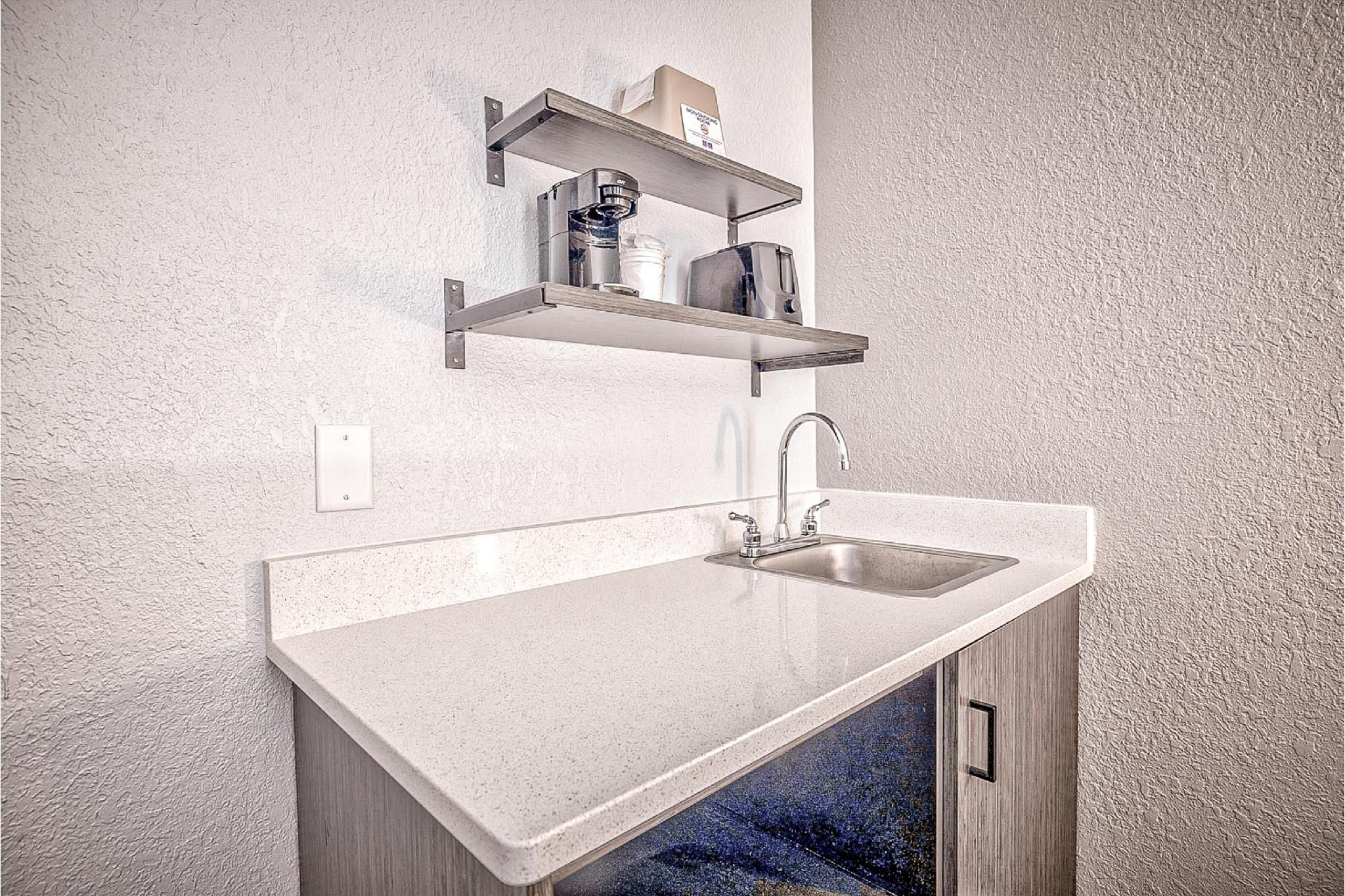 Studio 6  Effingham, IL 1 Queen Bed | Mobil Access Tub Nsmk Kitchen 3