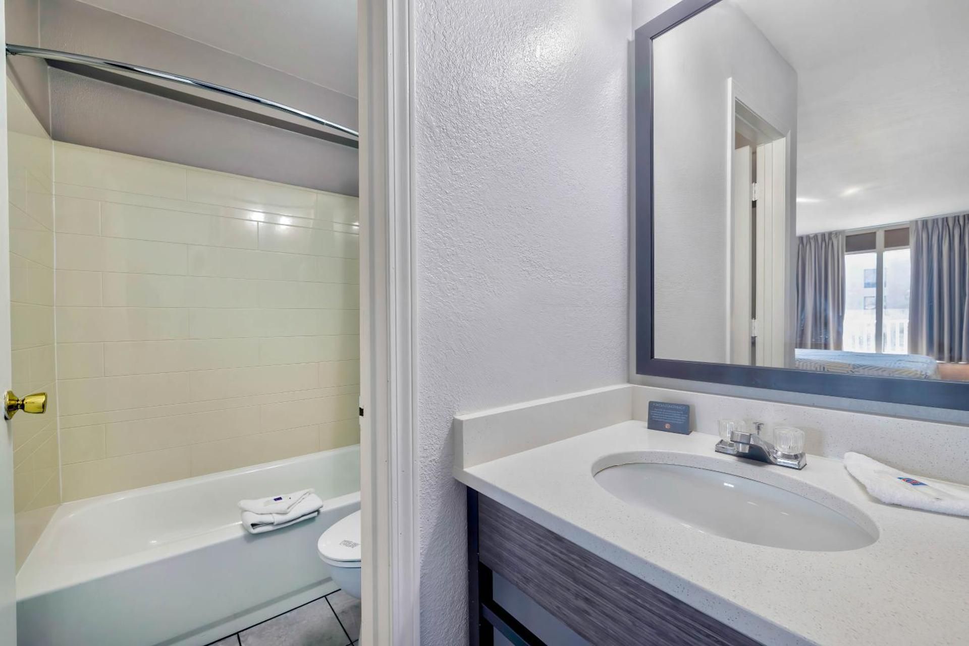 Studio 6  Effingham, IL Queen Suite - Non-Smoking 3