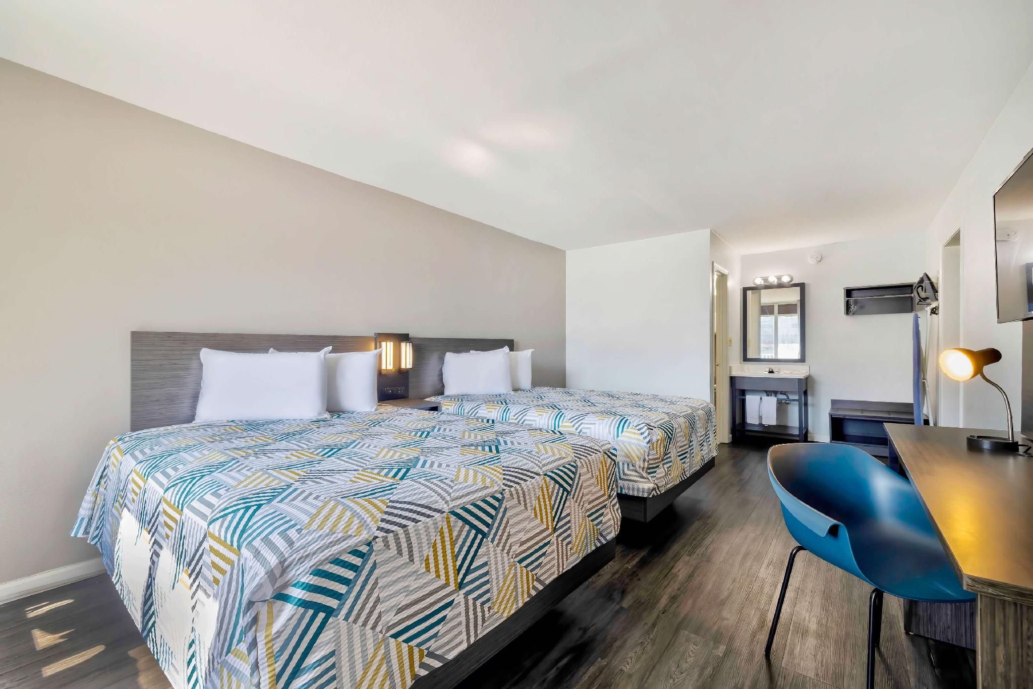 2 QUEEN BEDS | SUITE, NSMK, KITCHEN