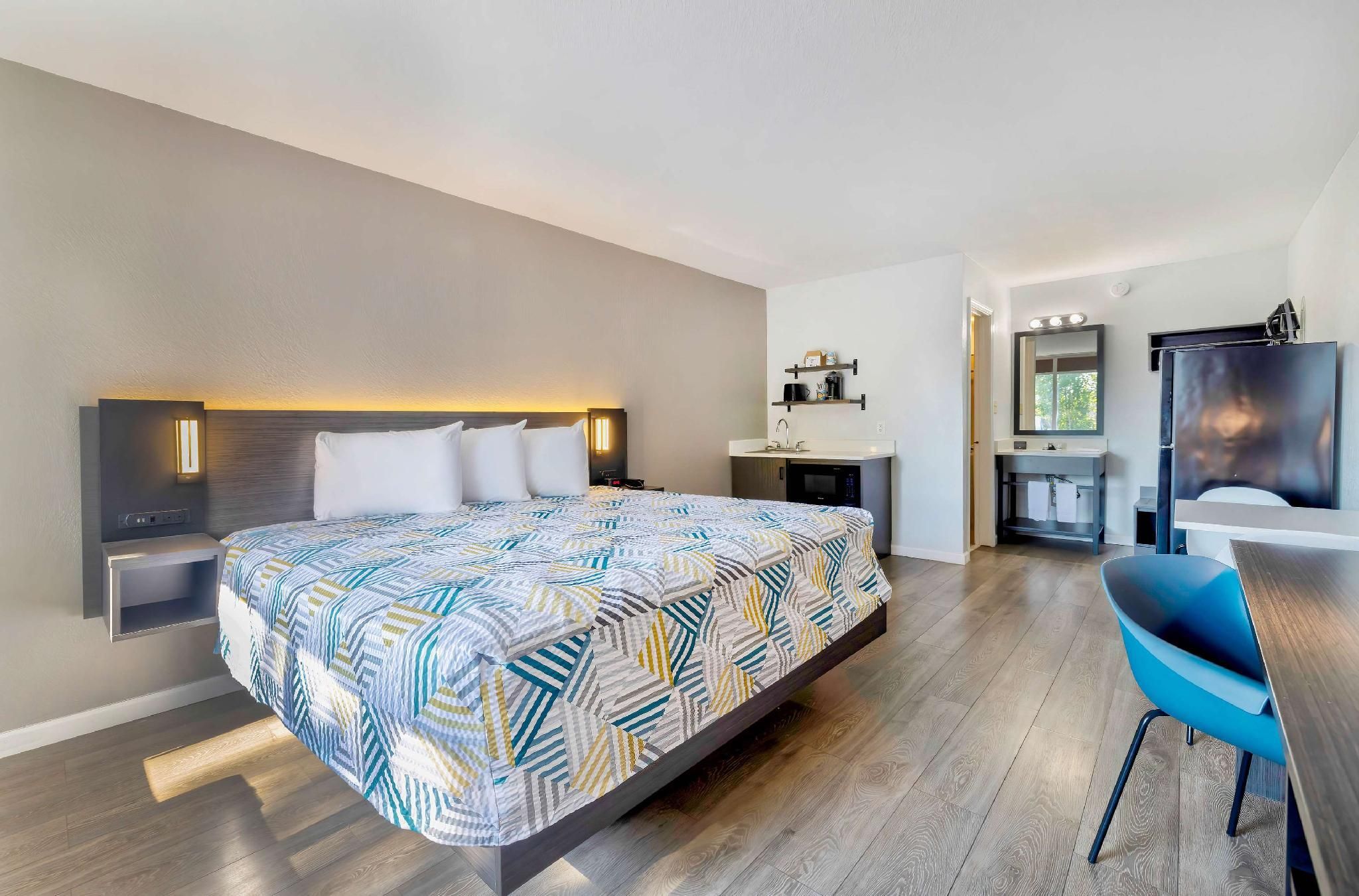 Studio 6  Effingham, IL 1 Queen Bed | Mobil Access Tub Nsmk Kitchen