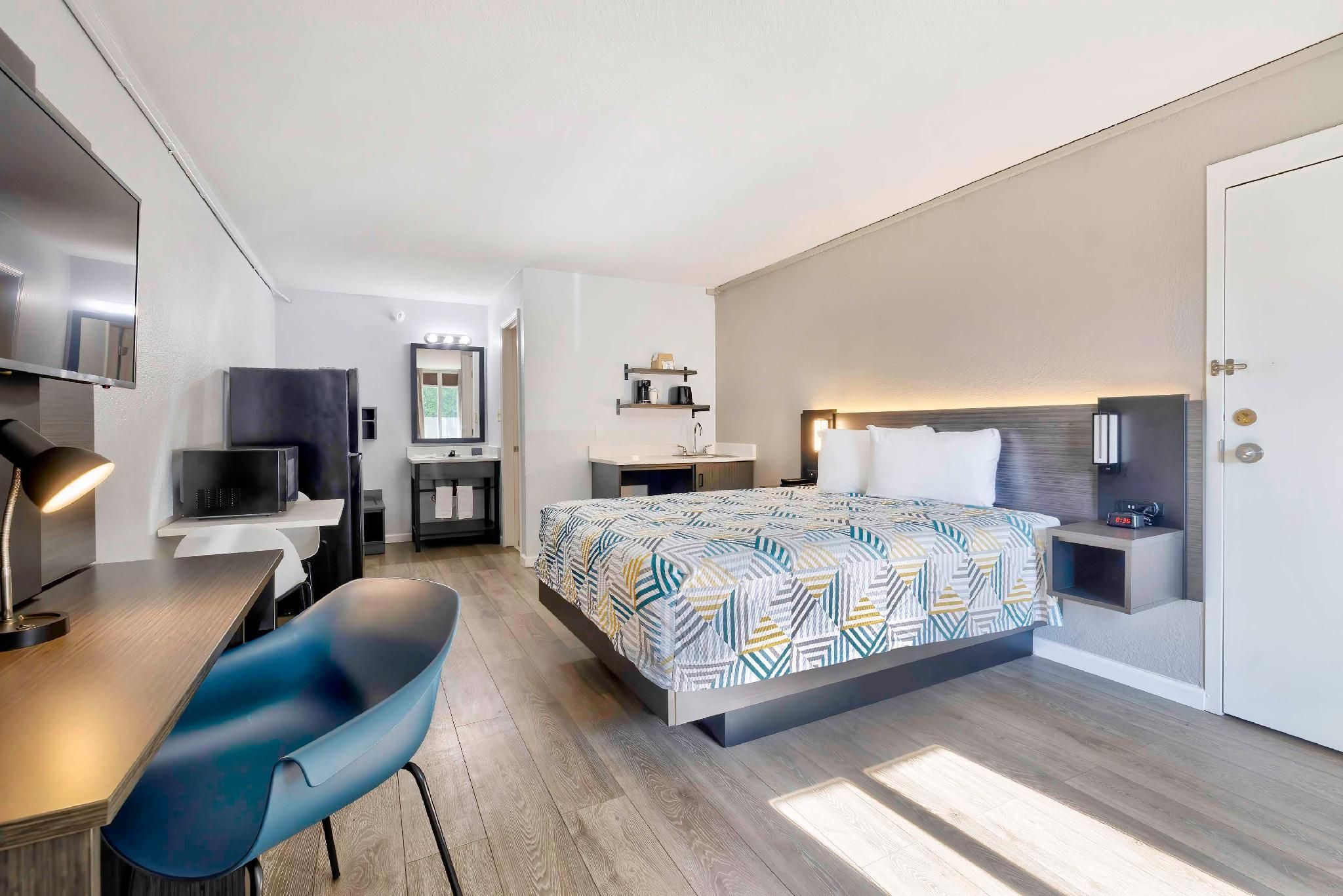 Studio 6  Effingham, IL 1 Queen Bed | Mobil Access Tub Nsmk Kitchen 2