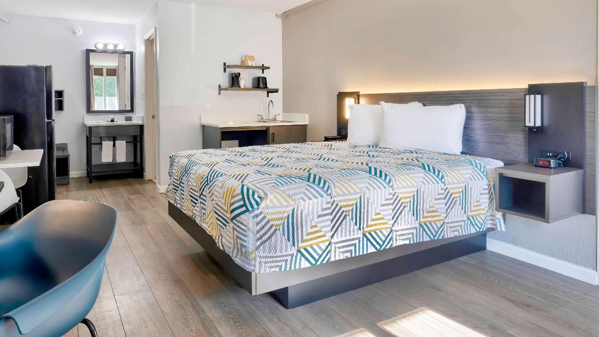 1 Queen Bed | Non-Smoking, Kitchen