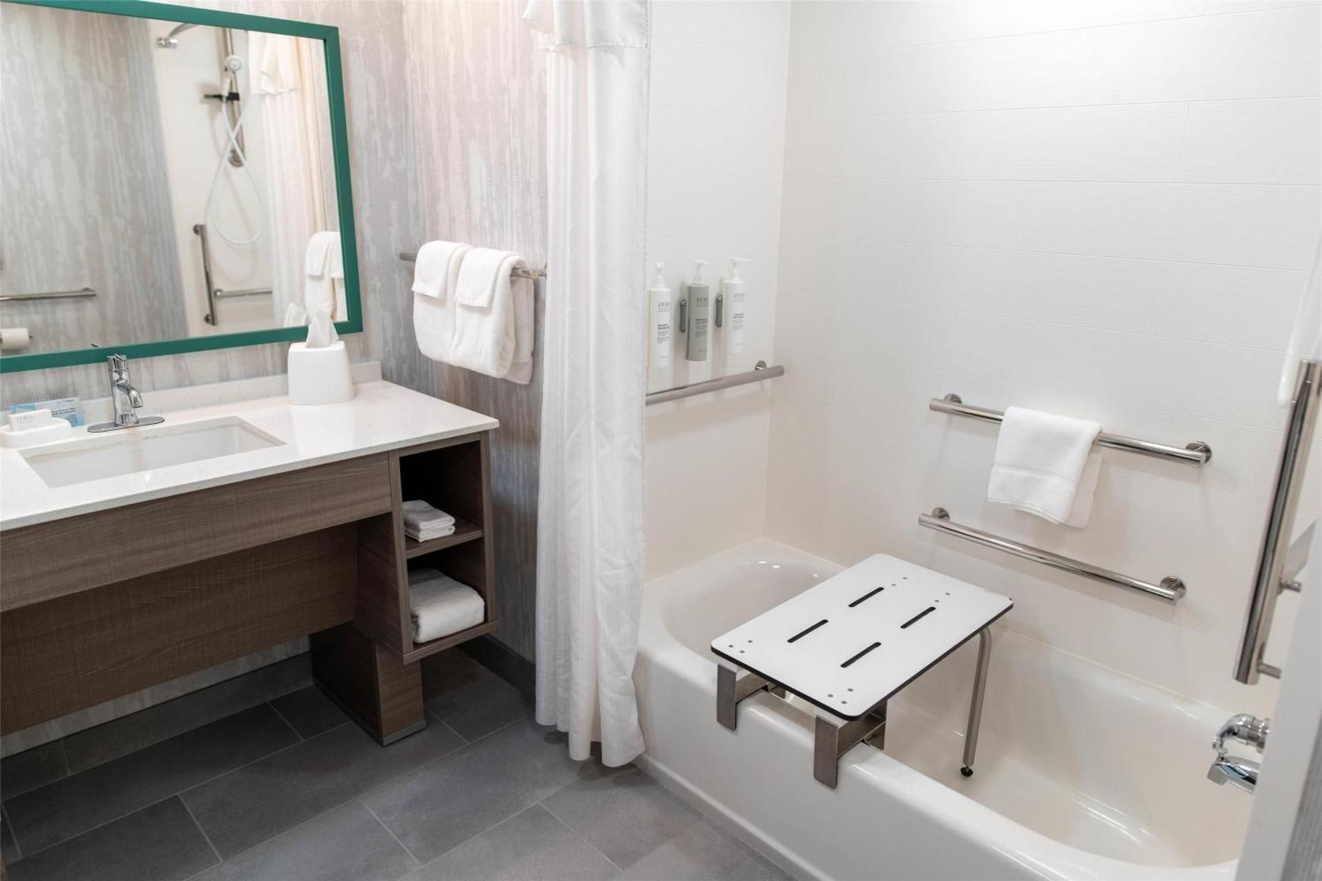 1 KING MOBILITY ACCESSIBLE TUB STUDIO SUITE