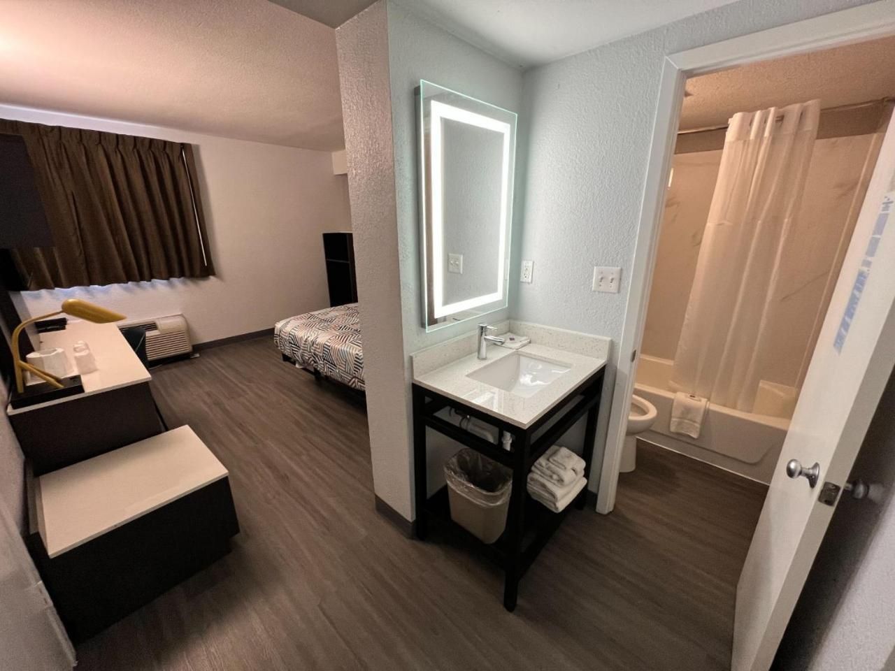 Motel 6 Council Bluffs, IA - Omaha East Deluxe Queen Room - Non-Smoking 2