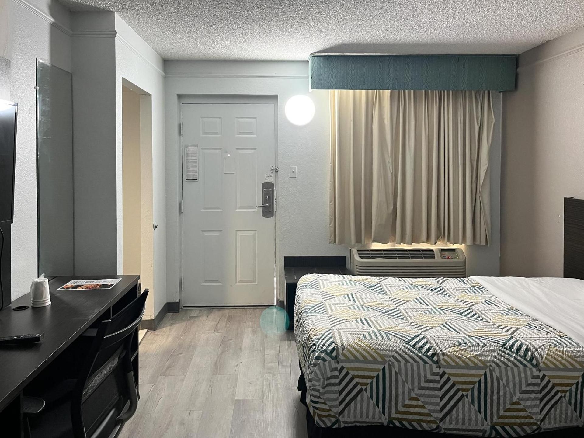 Queen Room - Disability Access - Non-Smoking