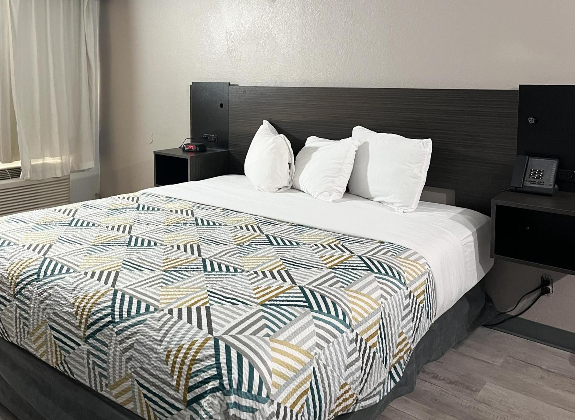 Motel 6 Council Bluffs, IA - Omaha East Queen Room with Two Queen Beds - Non-Smoking 3