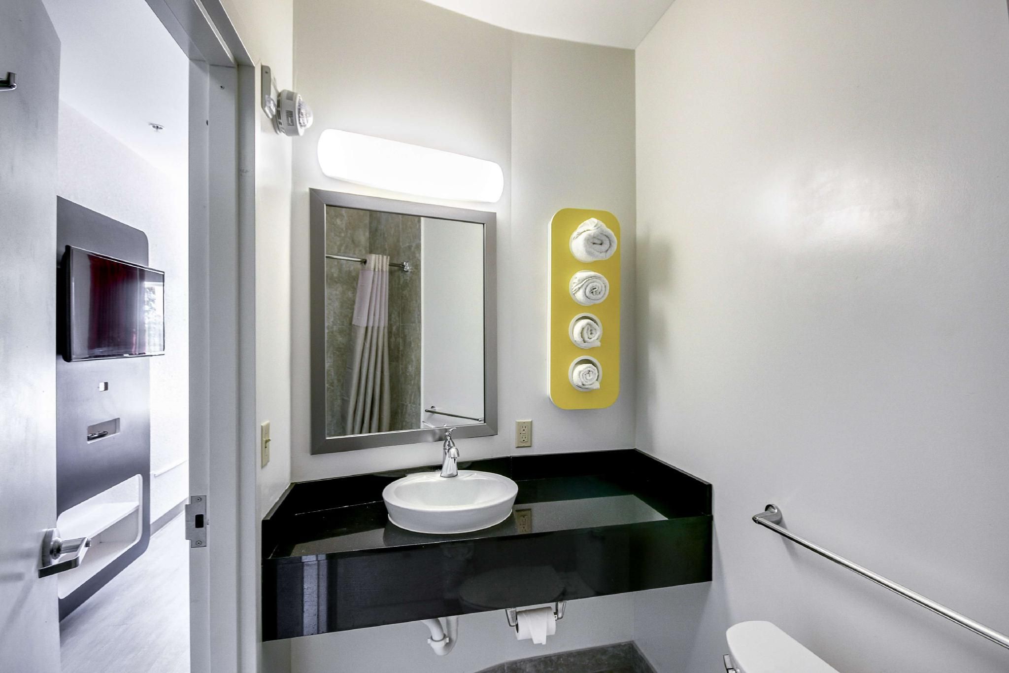 Motel 6 Allentown, PA 2 Queen Beds | Mobil Access Tub Nsmk Micfridg 3