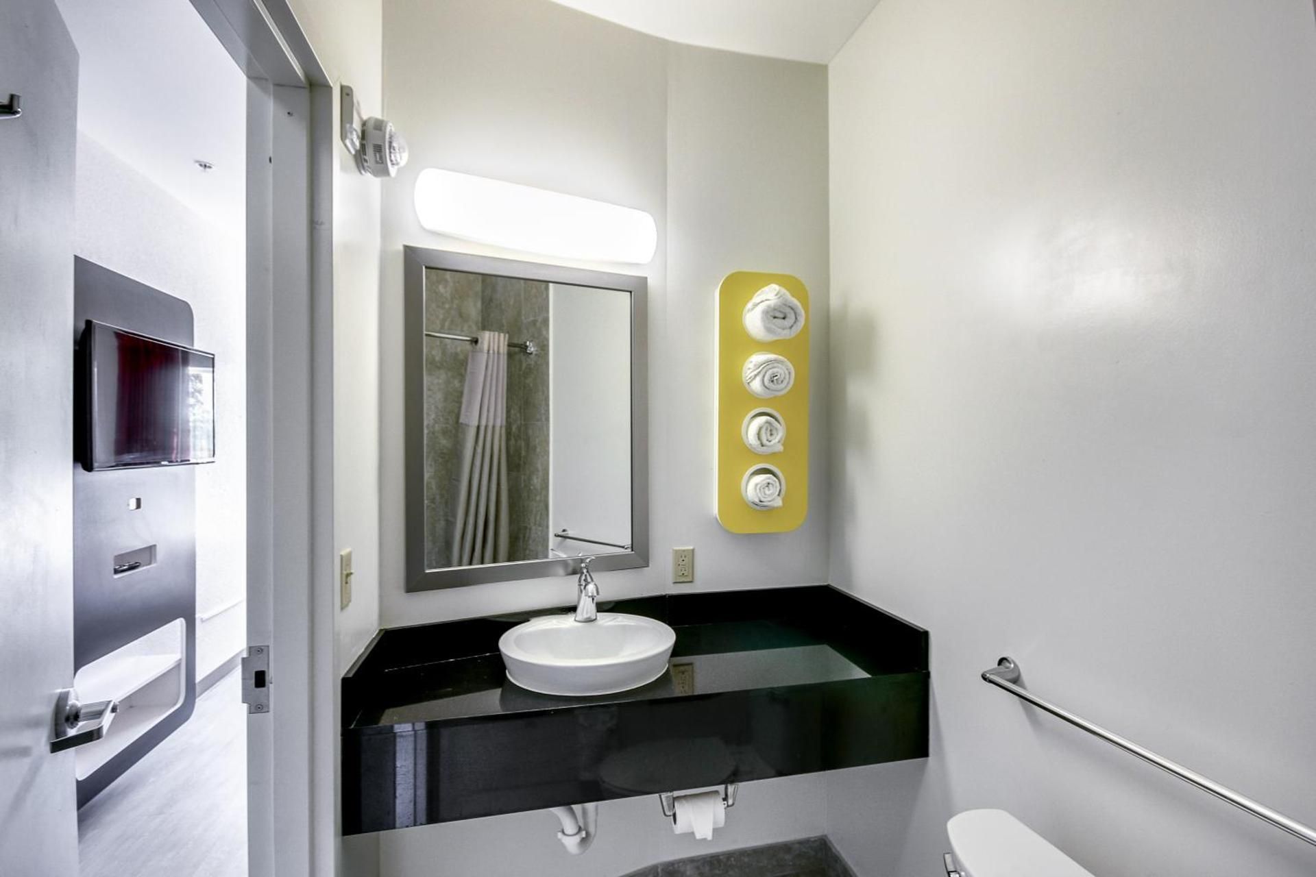 Motel 6 Allentown, PA Queen Room with Two Queen Beds - Disability Access - Non-Smoking 3