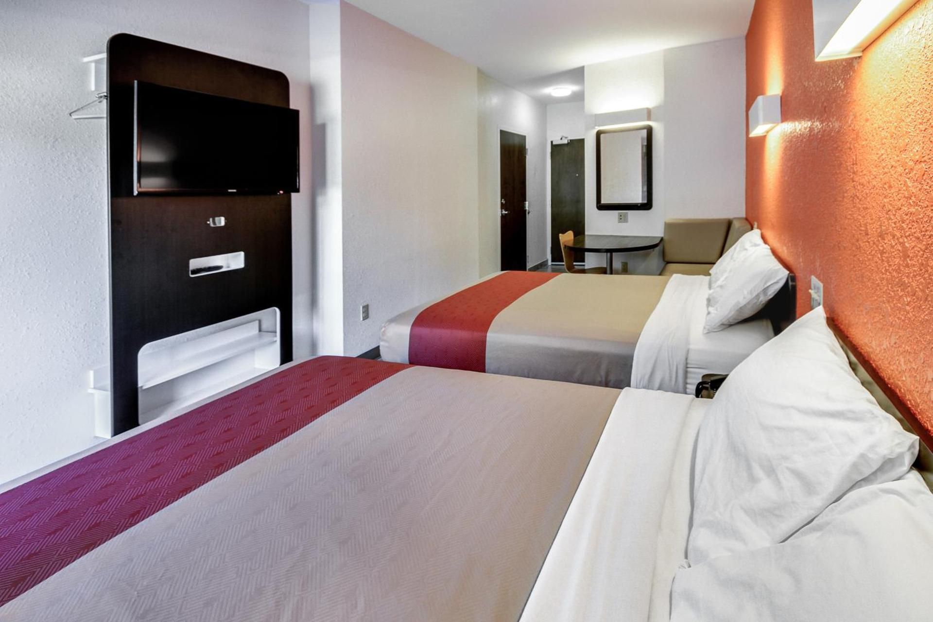 Motel 6 Allentown, PA Queen Room with Two Queen Beds - Disability Access - Non-Smoking 2